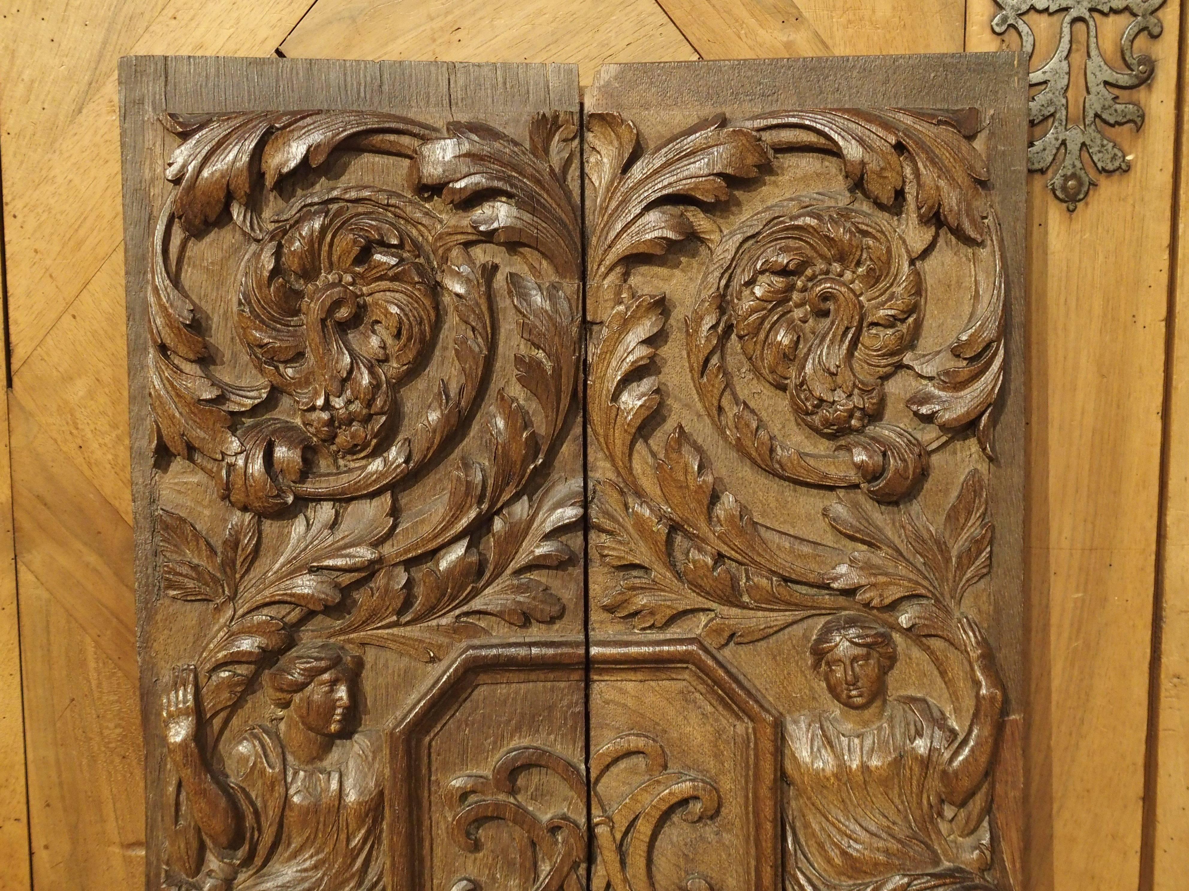 Français Paire de panneaux sculptés de style Renaissance du 17ème siècle en France en vente