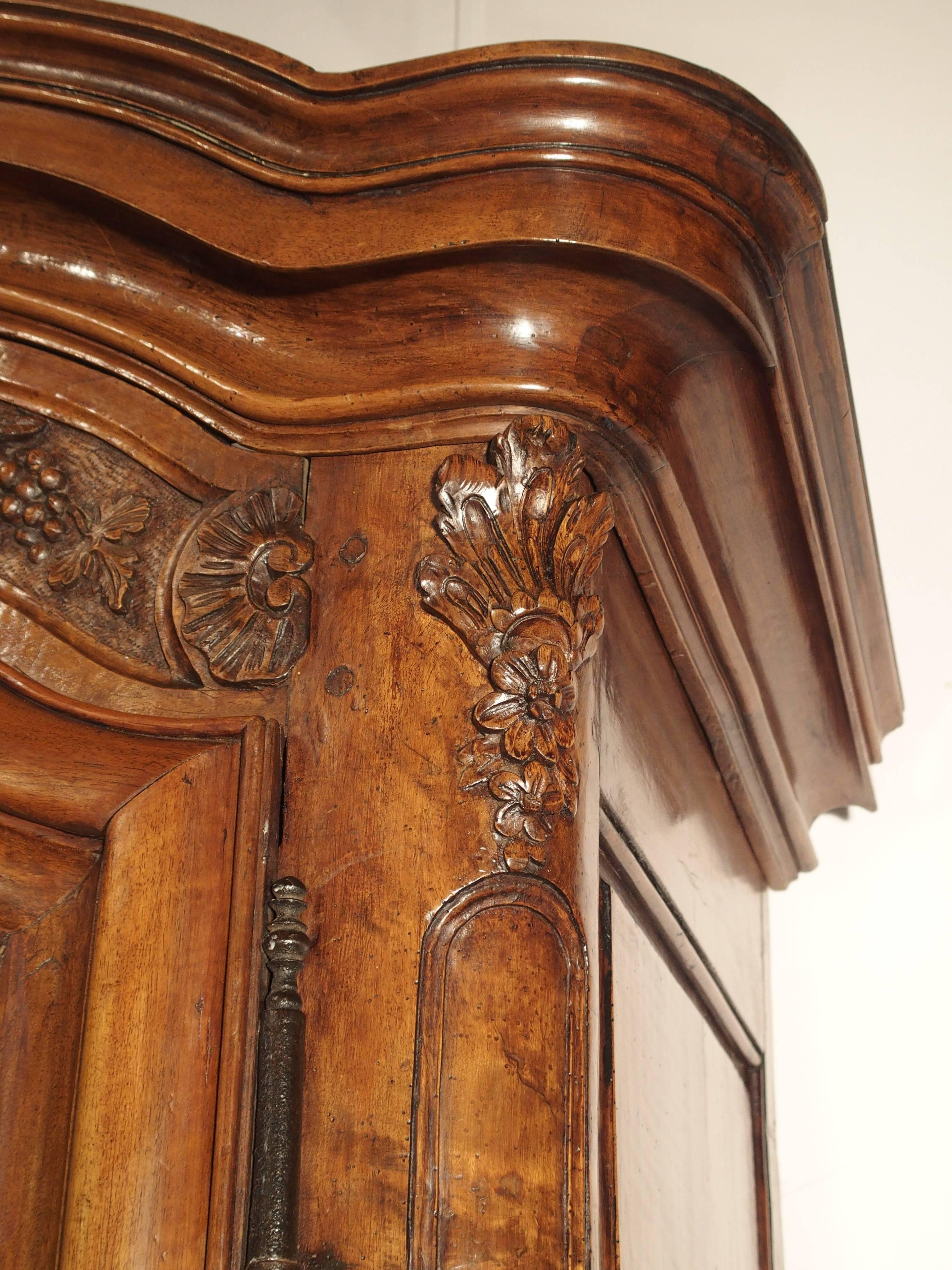 18th Century and Earlier Exceptional 18th Century Walnut Wood Bonnetiere from France