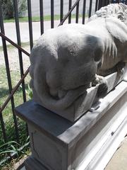Paire de grands lions en pierre sculptée sur piédestal:: "Le dormeur et le vigilant"
