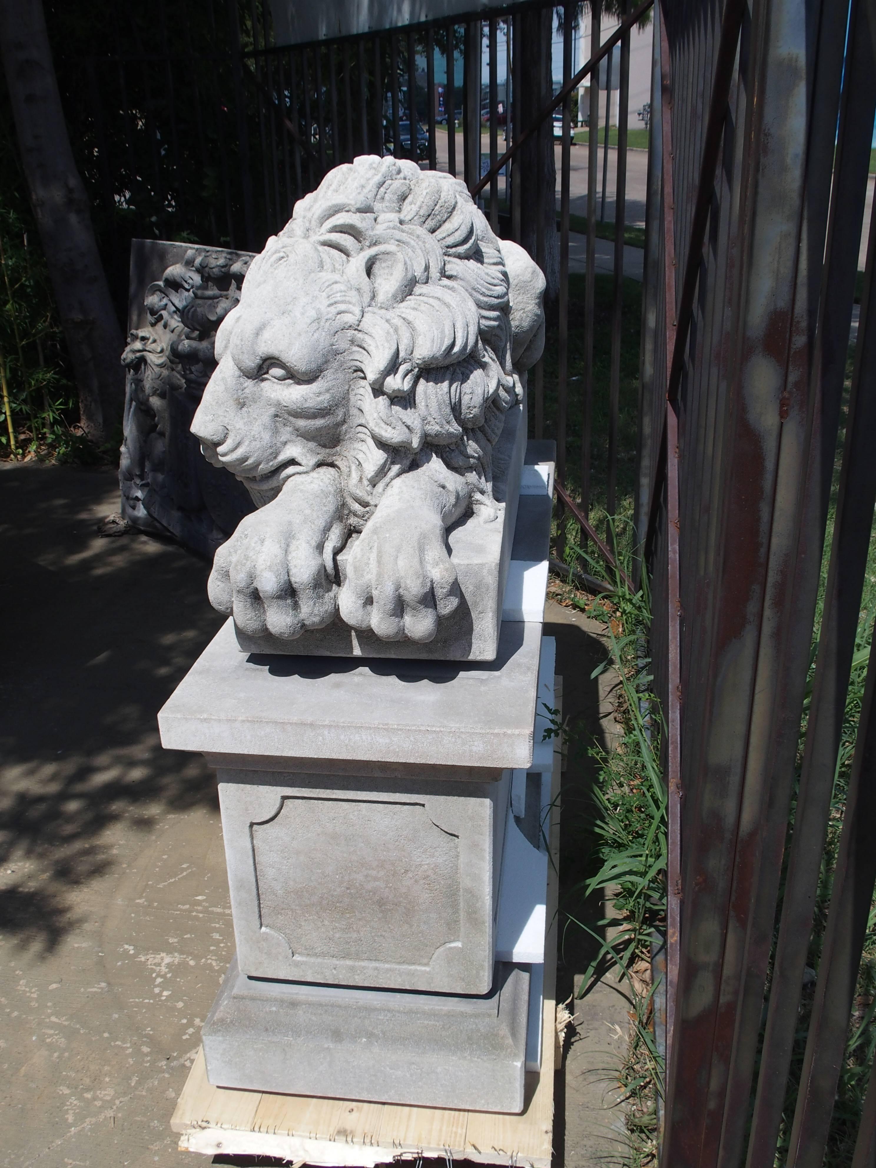 italien Paire de grands lions en pierre sculptée sur piédestal:: 
