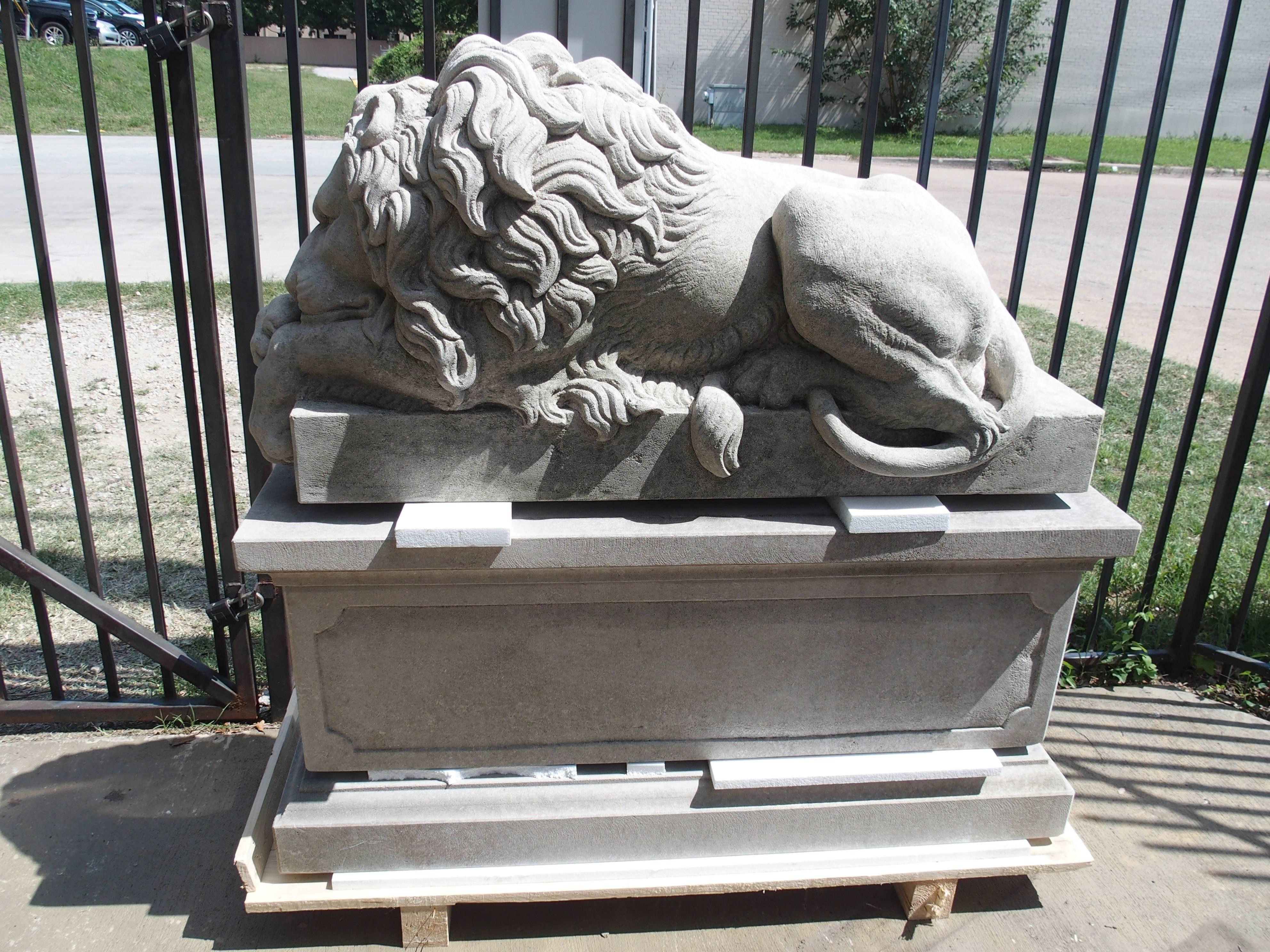 Sculpté Paire de grands lions en pierre sculptée sur piédestal:: 