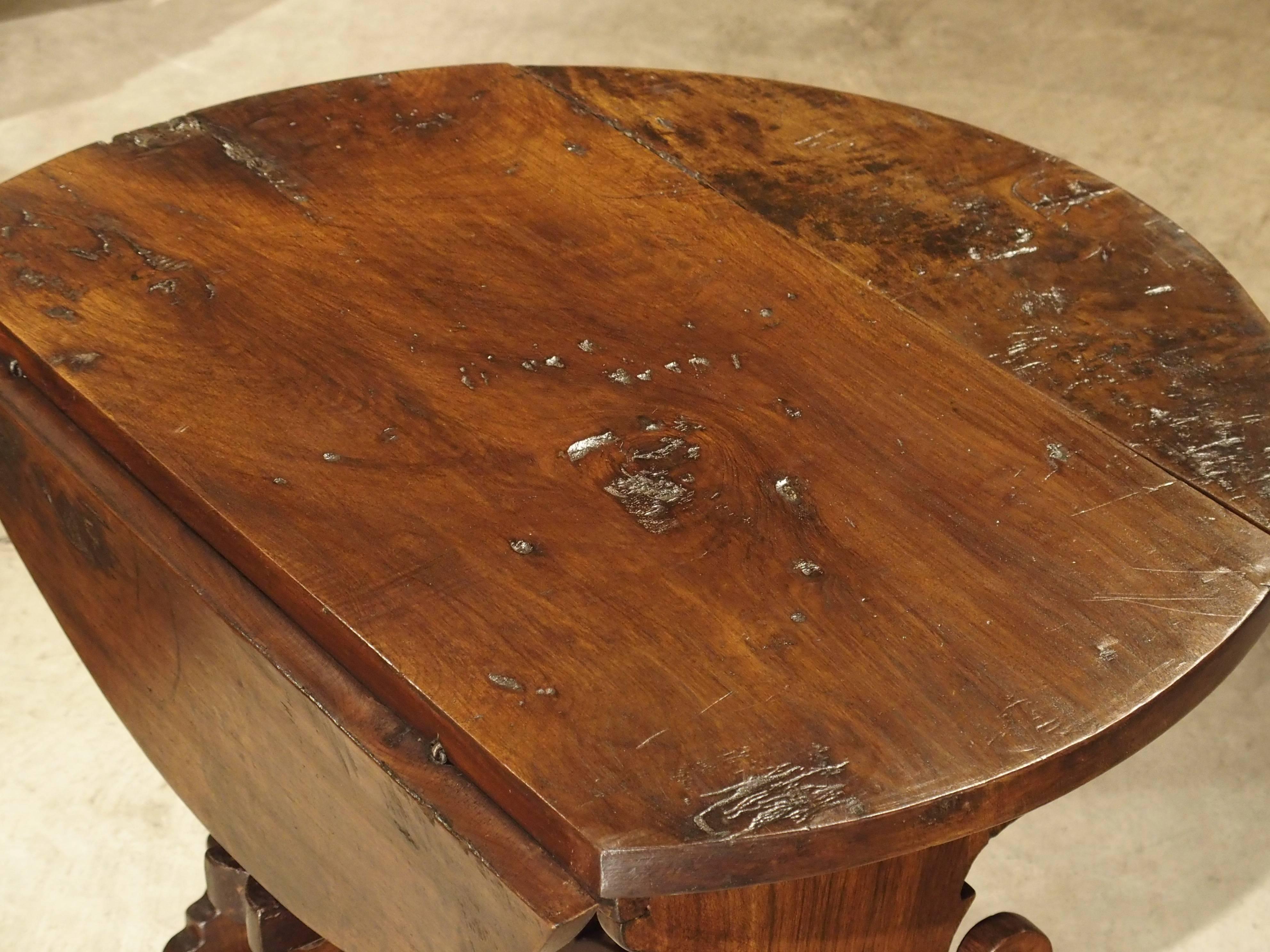 Early 1800s Italian Walnut Wood Drop-Leaf Side Table In Good Condition In Dallas, TX