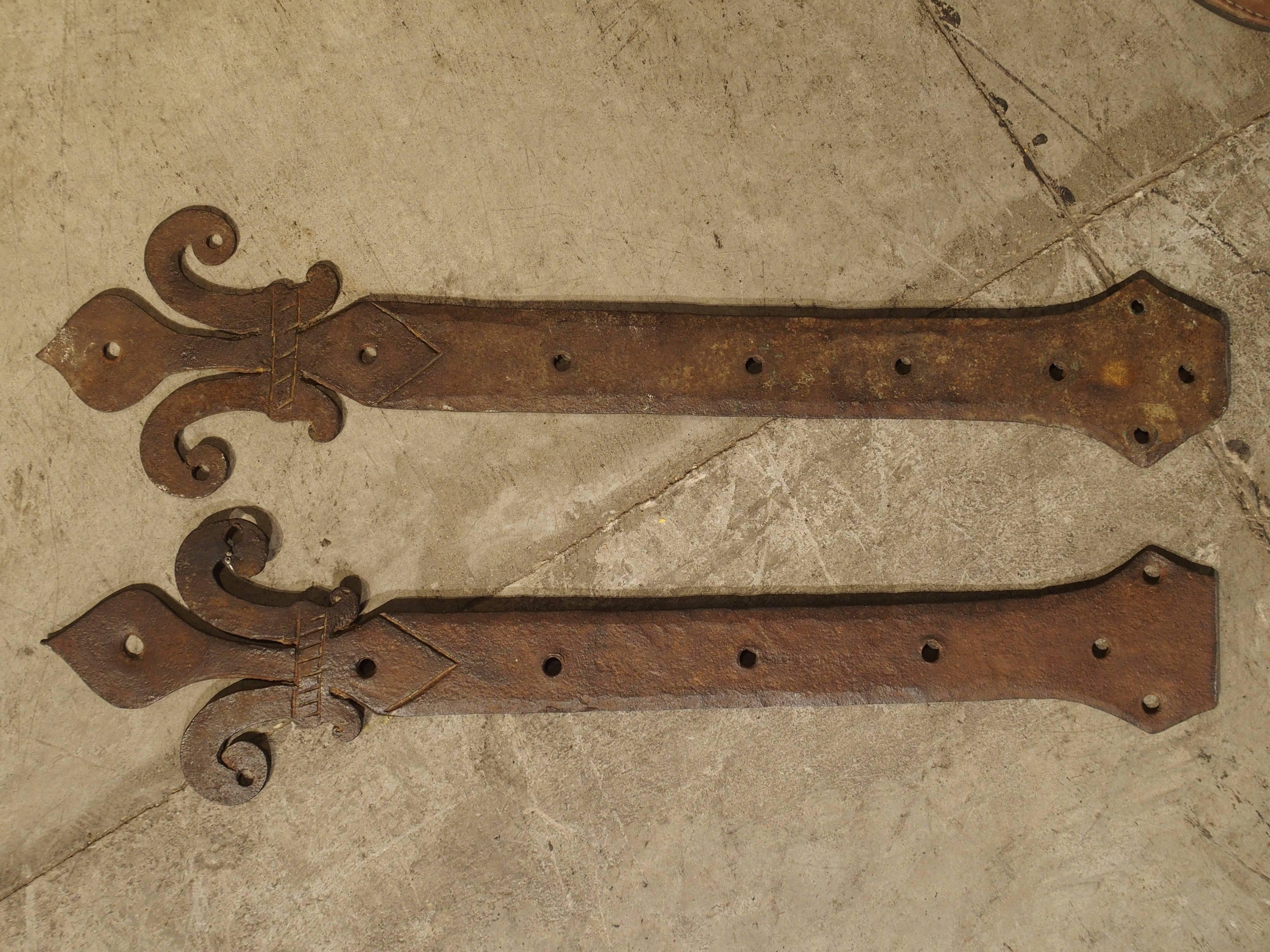 Pair of 15th Century Fleur-de-Lys Iron Door Straps from France In Good Condition In Dallas, TX
