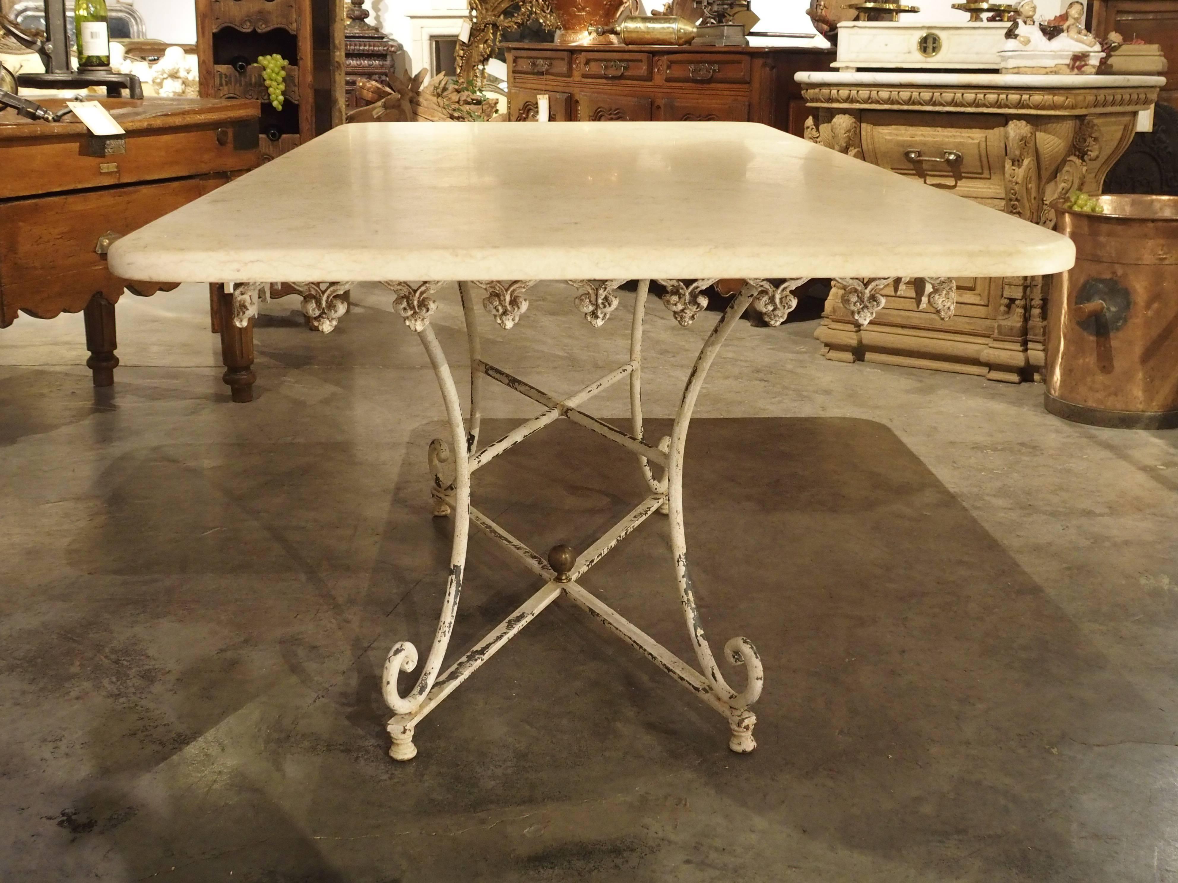 Français Grande table de boucherie française ancienne en fer et marbre, datant d'environ 1915