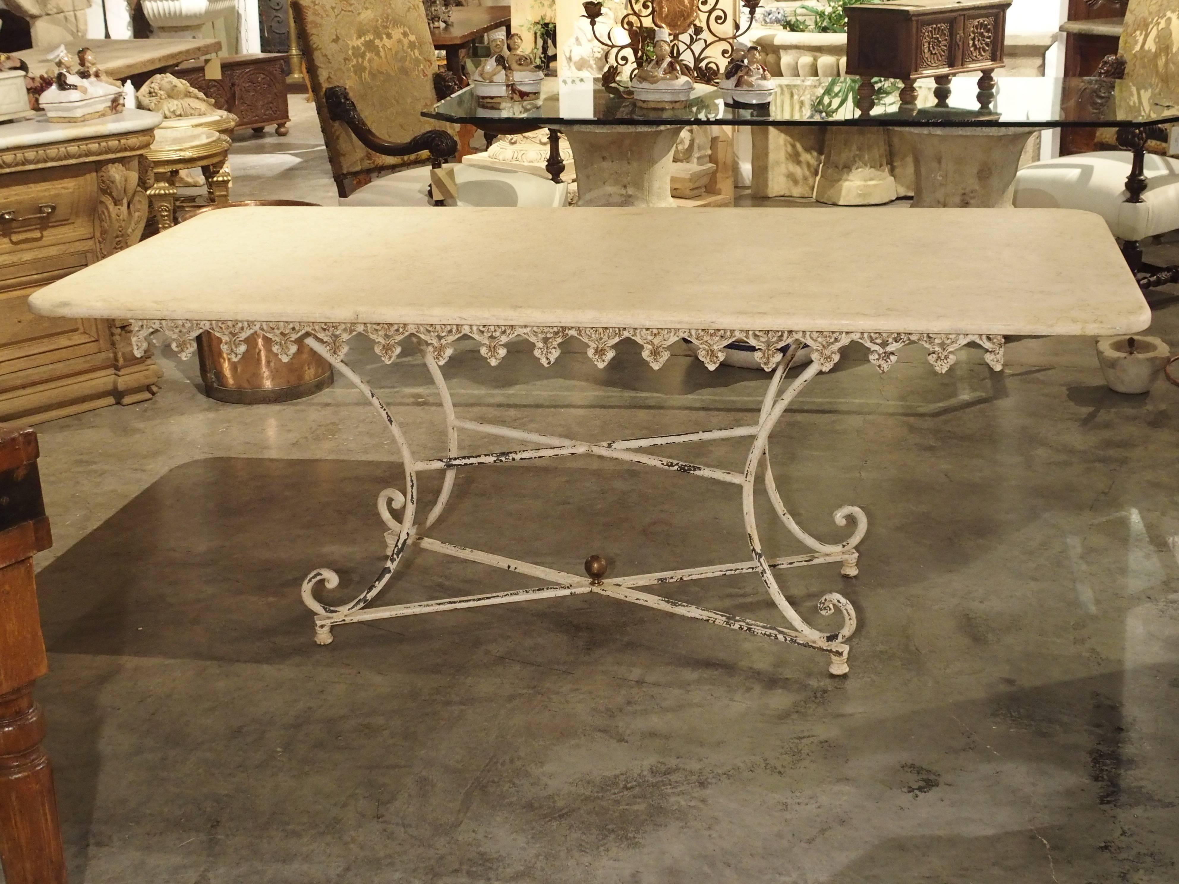 Grande table de boucherie française ancienne en fer et marbre, datant d'environ 1915 Bon état à Dallas, TX