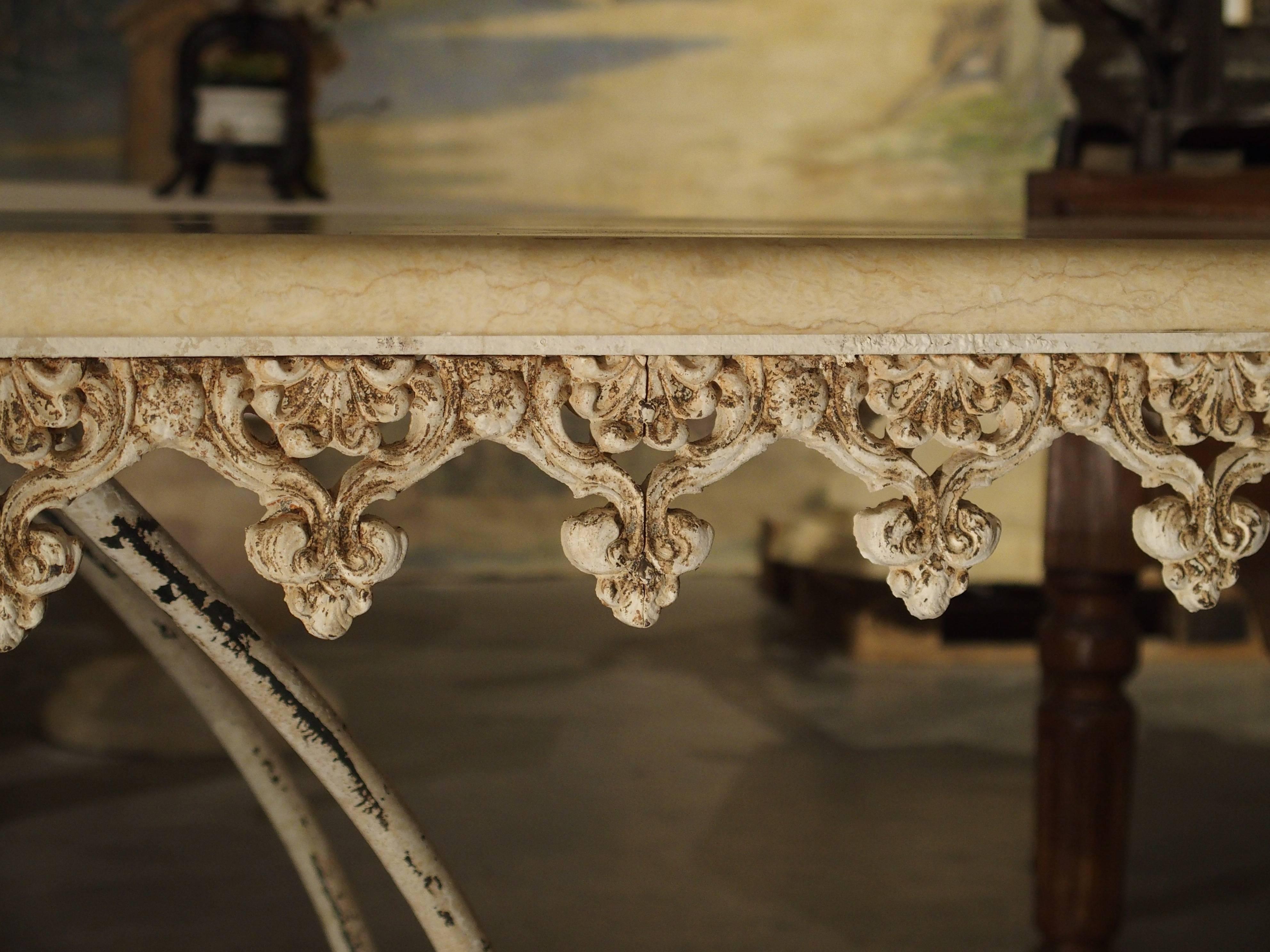 Fer Grande table de boucherie française ancienne en fer et marbre, datant d'environ 1915