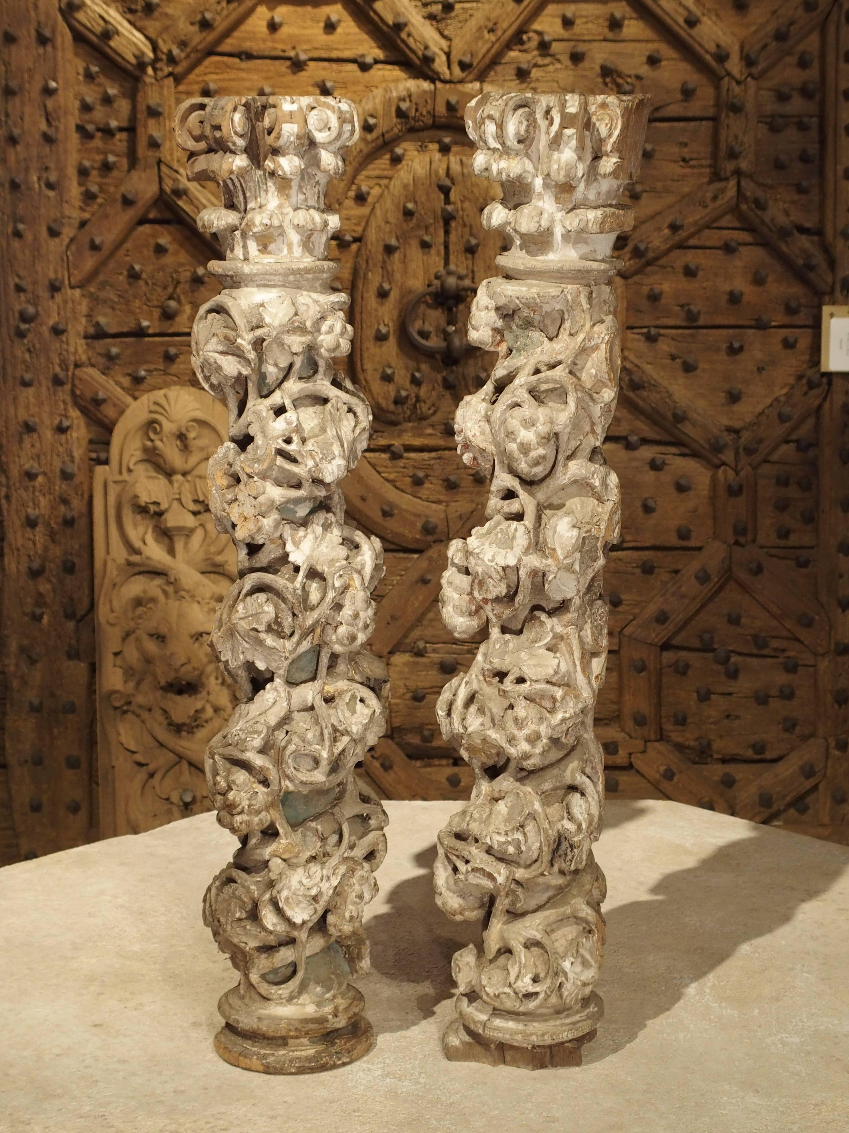 Paire de colonnes pour centre de table sculptées et polychromées du XVIIe siècle, Italie en vente 1