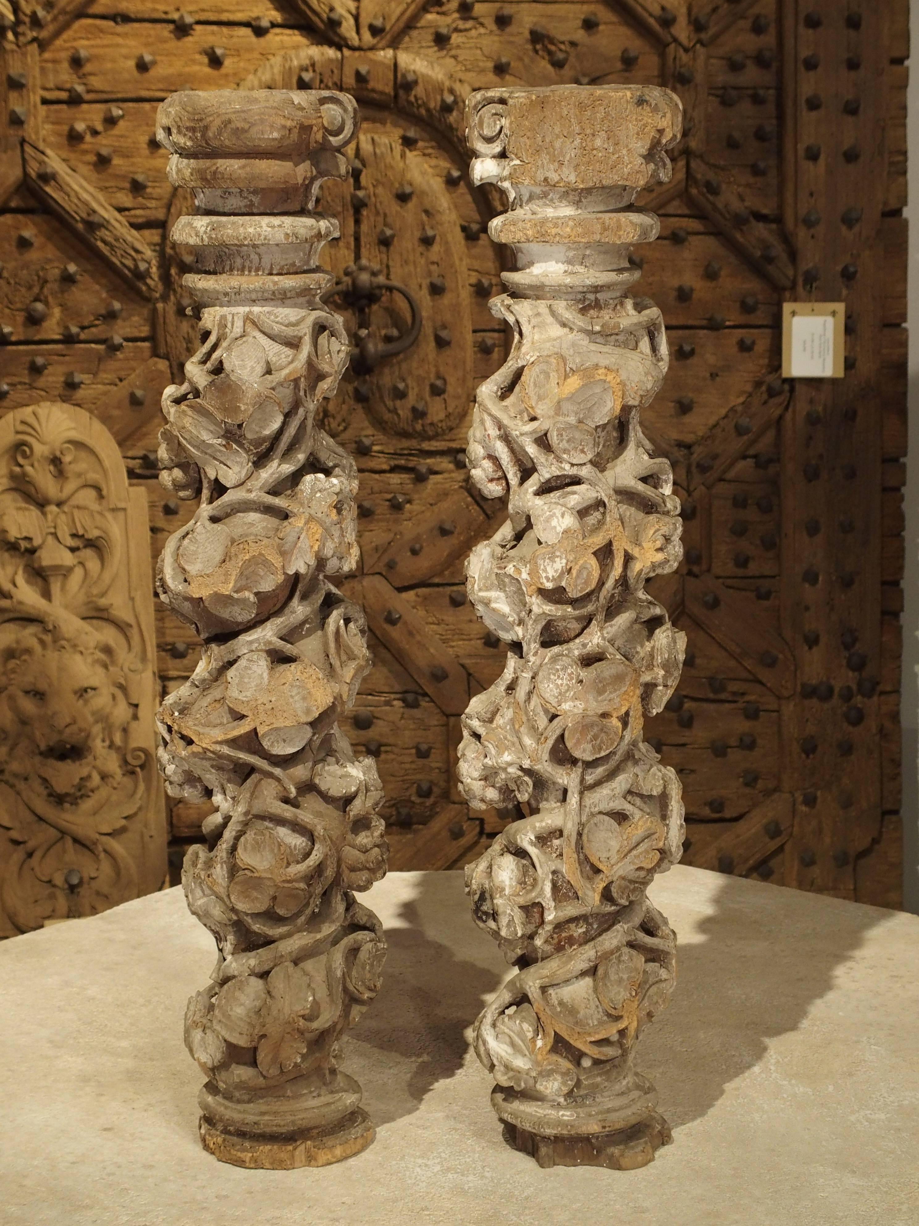 italien Paire de colonnes pour centre de table sculptées et polychromées du XVIIe siècle, Italie en vente