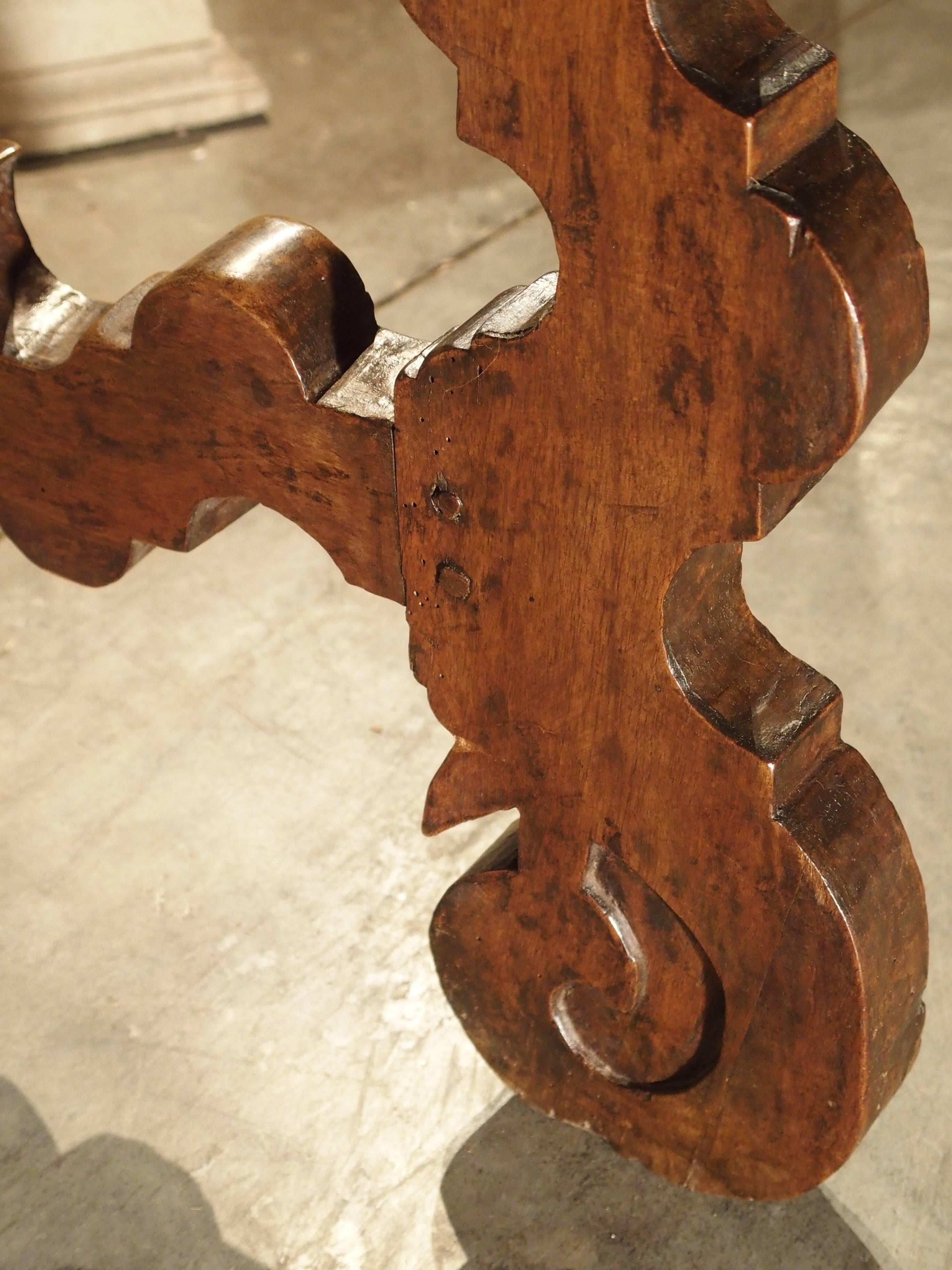 Sculpté à la main Table de réfectoire en bois de chêne et de noyer d'Espagne, XVIIIe siècle en vente