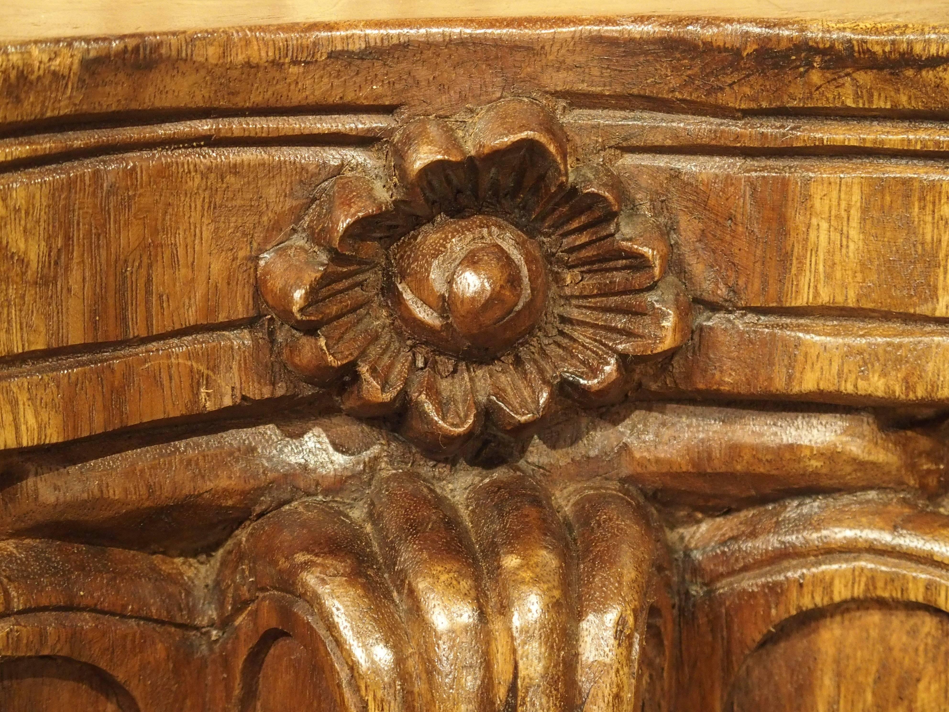 Antique Carved Walnut Capital from France, 19th Century In Good Condition In Dallas, TX