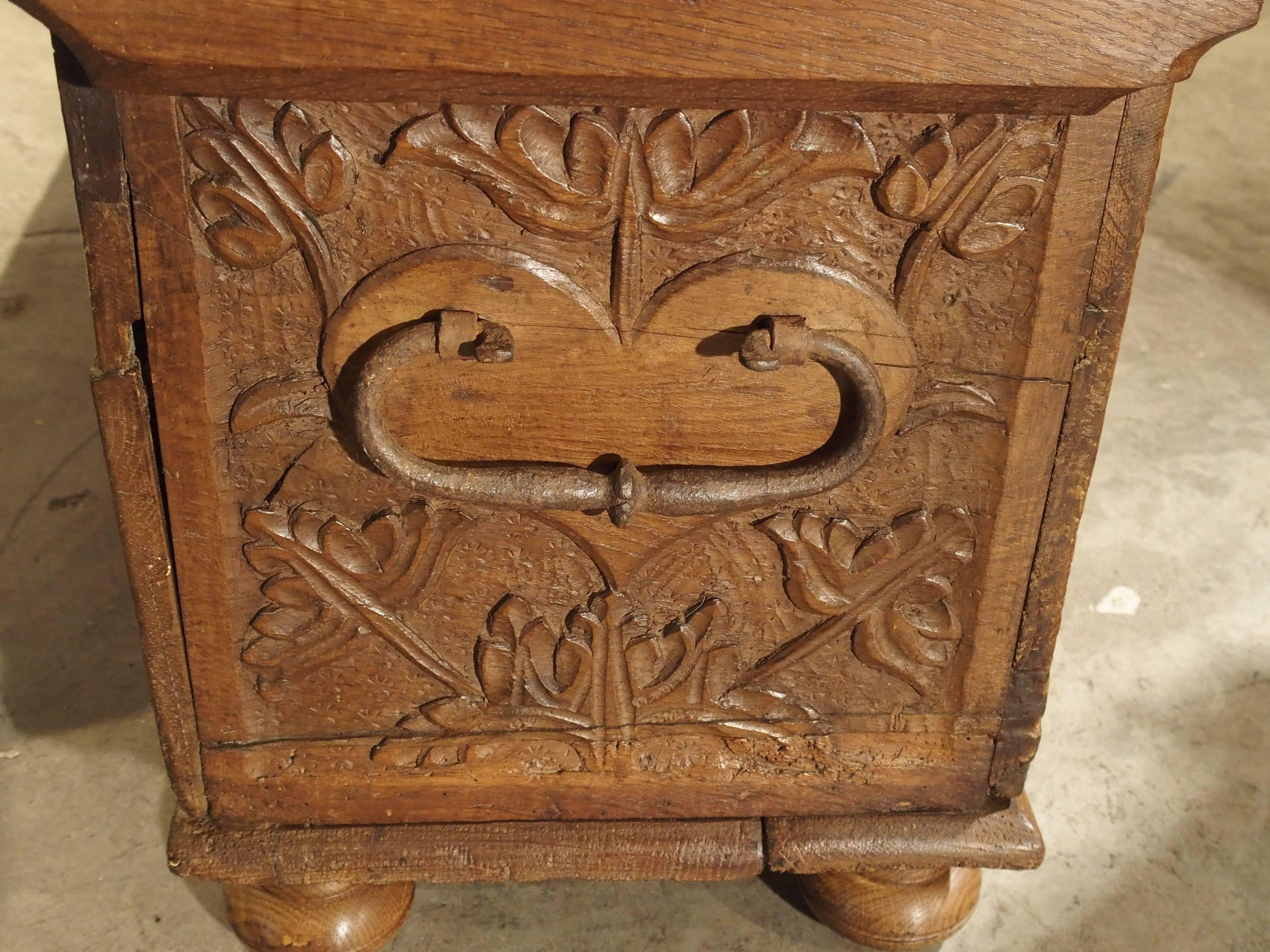 17th Century Carved Oak Trunk with Detailed Arcading and Foliate Motifs In Good Condition In Dallas, TX