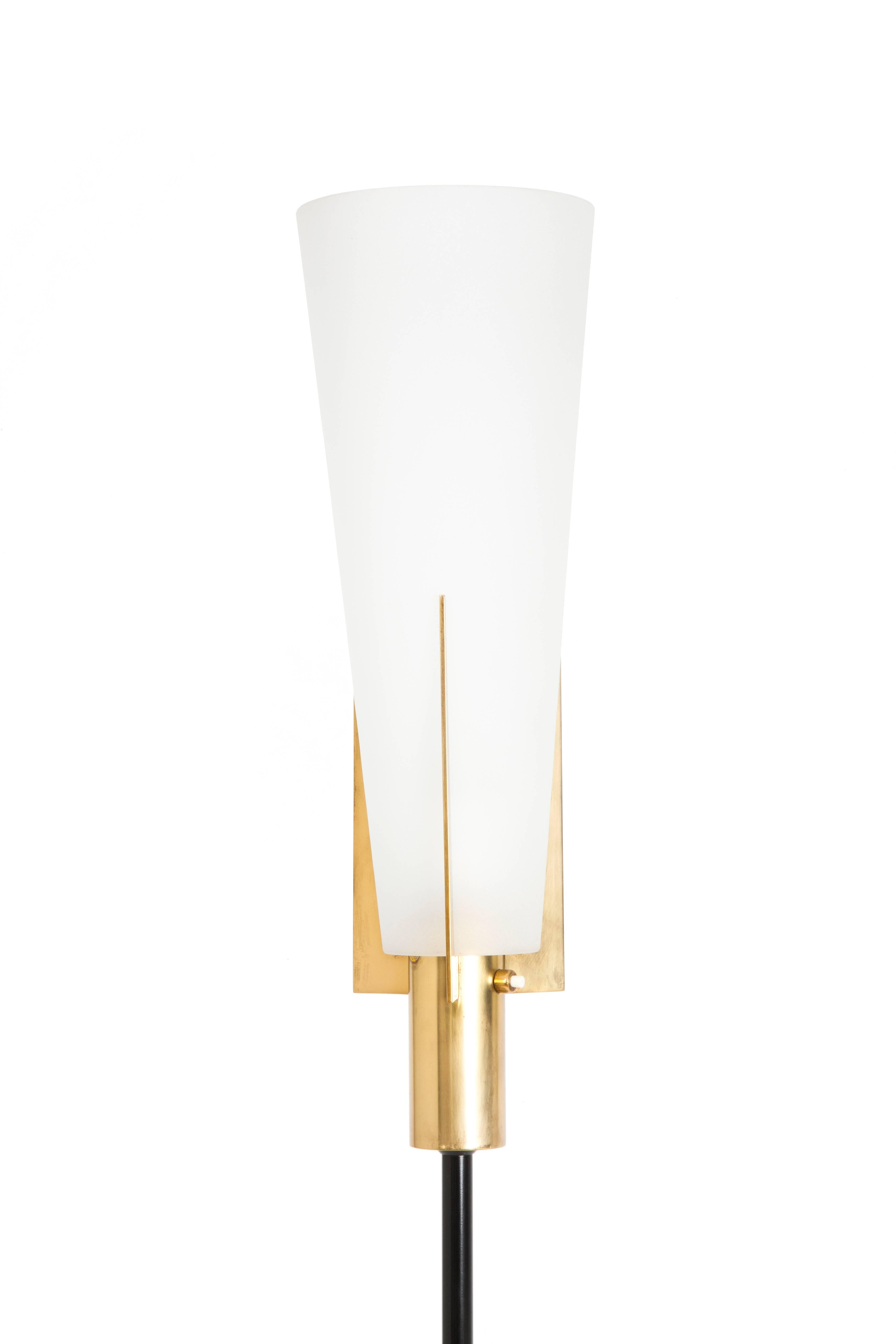 Floor lamp by Stilnovo in brass, enamelled brass, marble and glass,
Italy, 1950s.