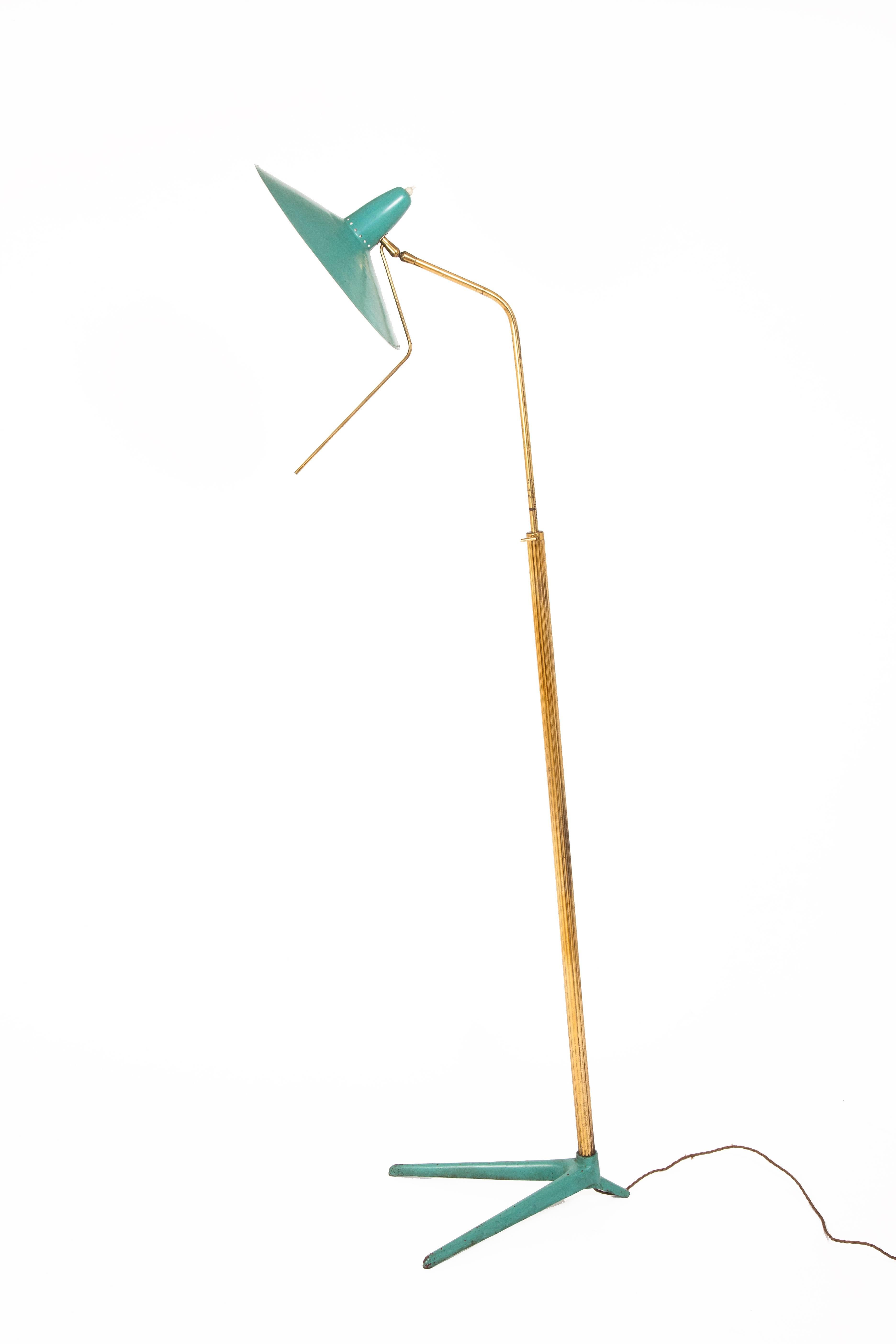 With a telescopic stem and adjustable shade.
In brass and turquoise lacquered metal.



   