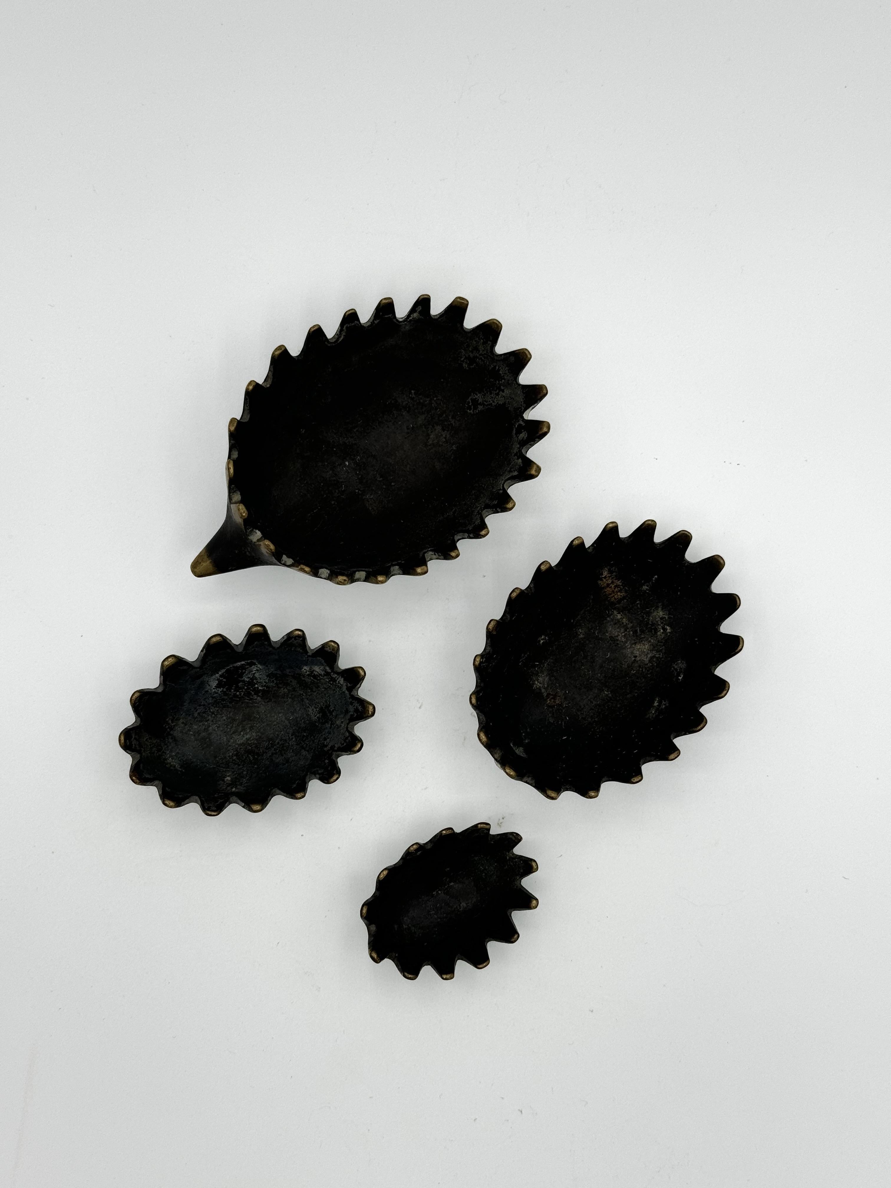 Autrichien Sculpture en laiton Walter Bosse Hedgehog Stacking Ashtrays 1950s Austrian MCM