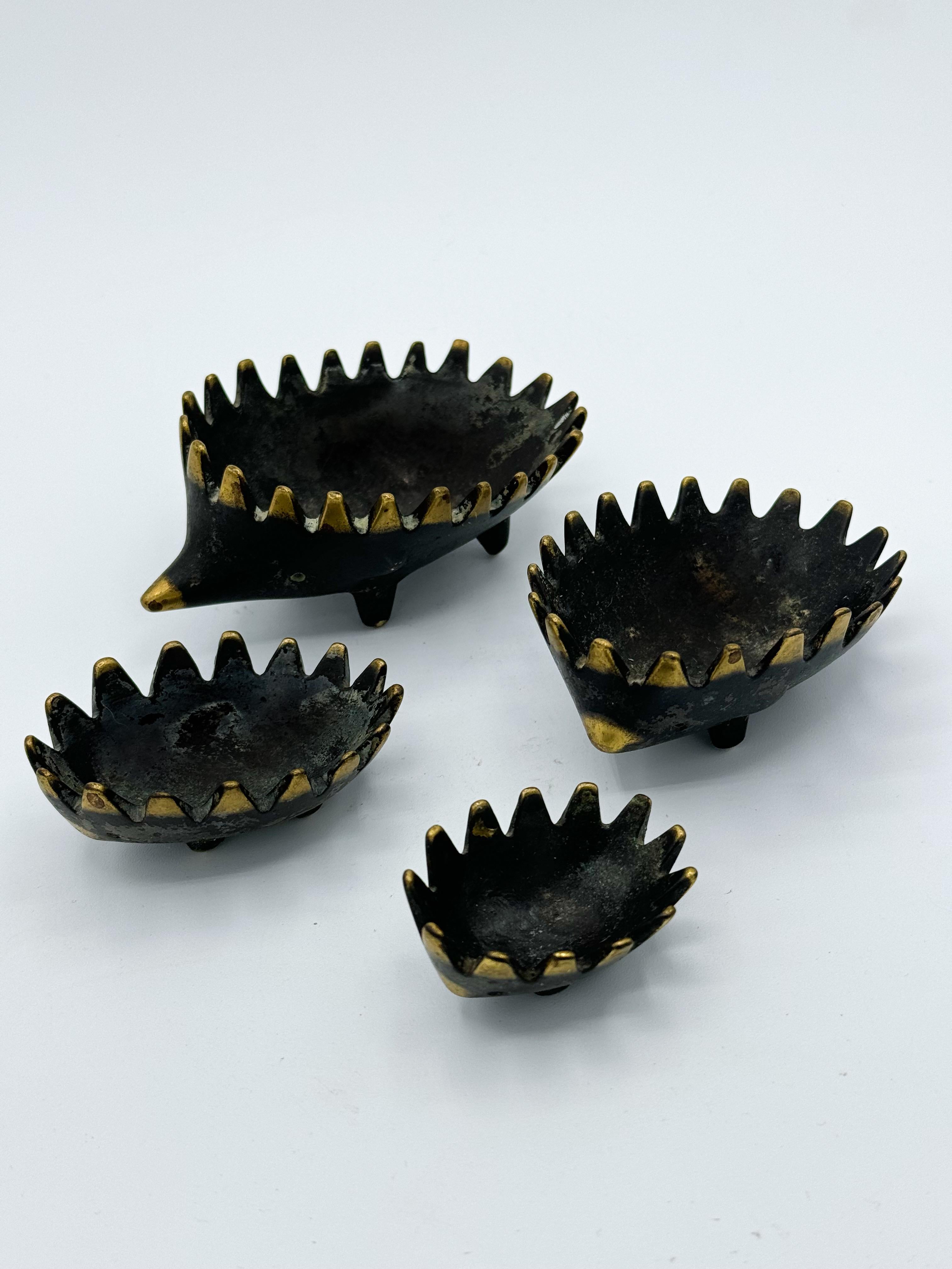 Ce charmant ensemble de cendriers empilables Walter Bosse en laiton des années 1950 est une pièce emblématique du design moderne autrichien du milieu du siècle. 
Créée par le célèbre designer Walter Bosse et exécutée par Hertha Baller, cette pièce