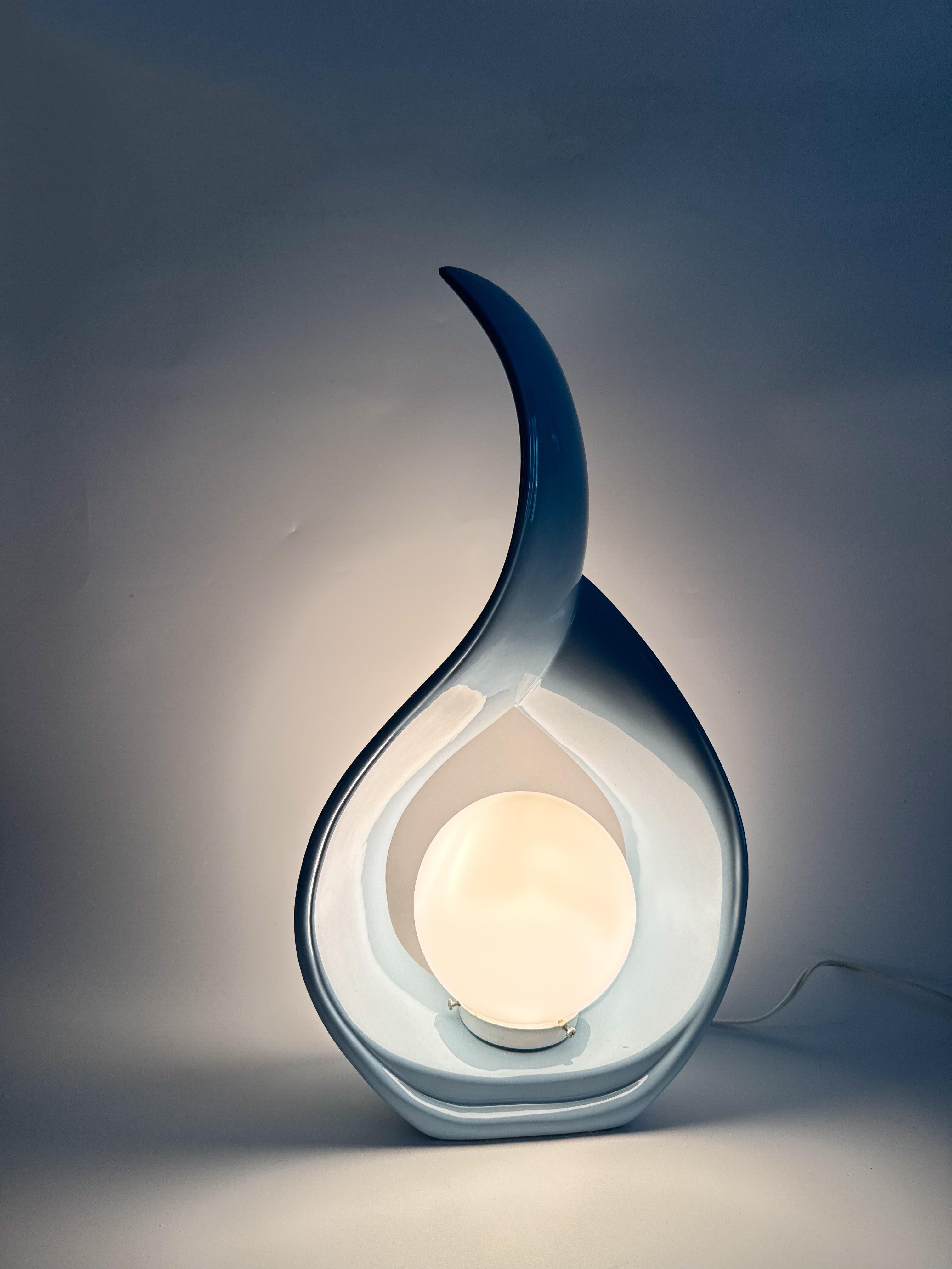 Canadese Lampada scultorea a goccia in ceramica degli anni '80 in blu cielo con luce a globo in vendita