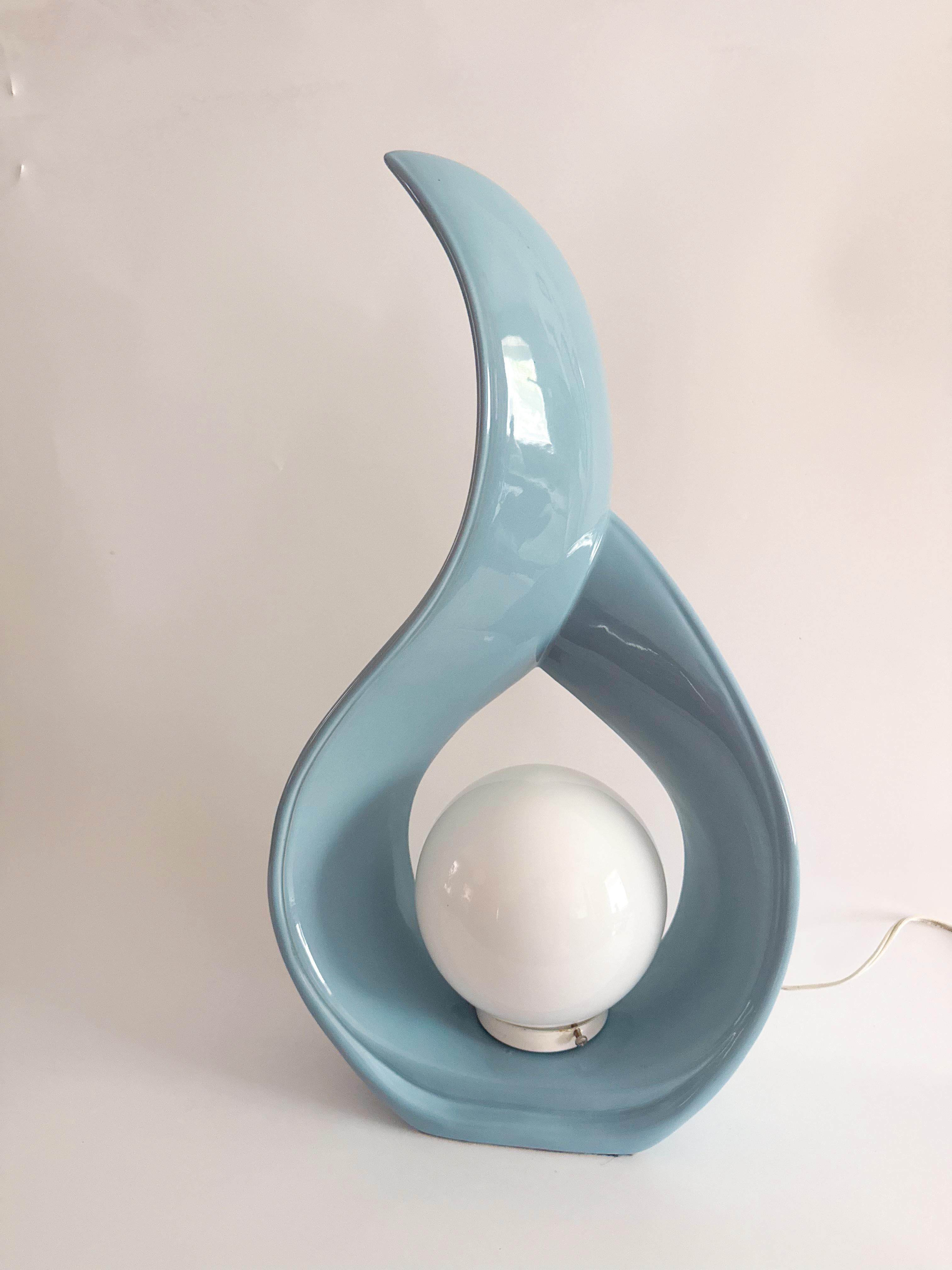Art Déco Lampada scultorea a goccia in ceramica degli anni '80 in blu cielo con luce a globo in vendita