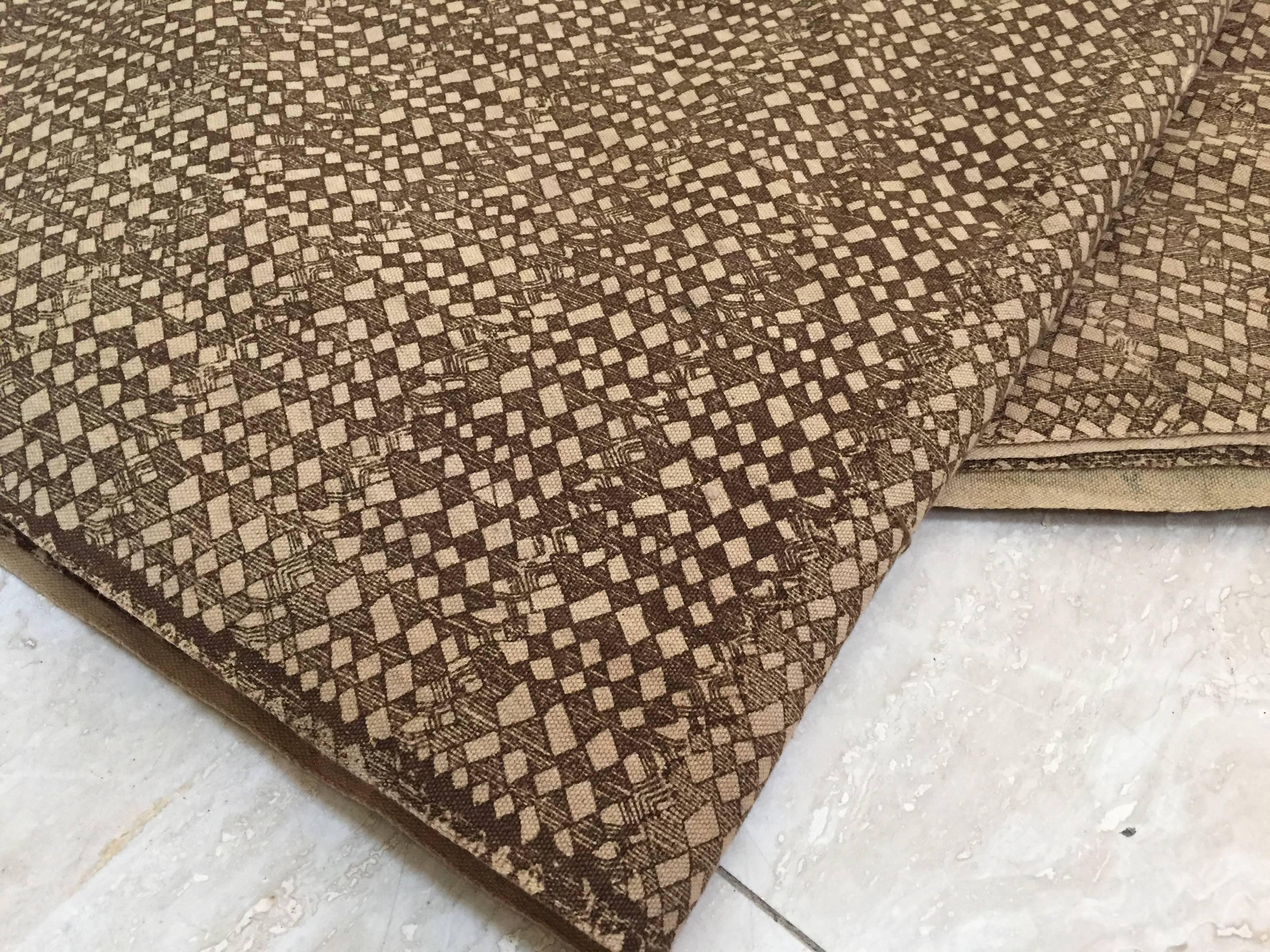 Handwoven Bogolan mud cloth textile from Mali, Africa, Bambara.
It is a handwoven tribal cotton fabric traditionally dyed with fermented mud.
Woven African textile, with geometric tribal designs, earth colors in browns.
100% organic cotton.
Long
