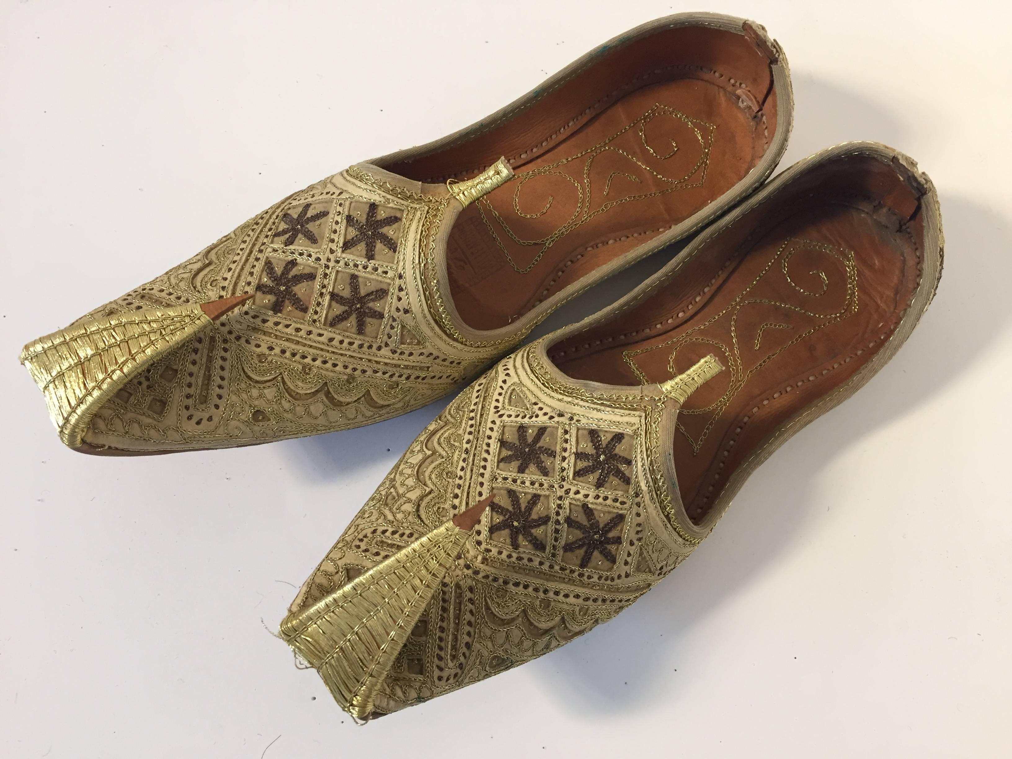 Vintage slip on embroidered pointed curly toe Middle Eastern royal exotic shoes.
Moorish Leather hand sewn and embroidered with metallic gold thread ethnic flat loafers.
Great pair of Aladdin slippers to use for your next Moroccan, Arabian Night