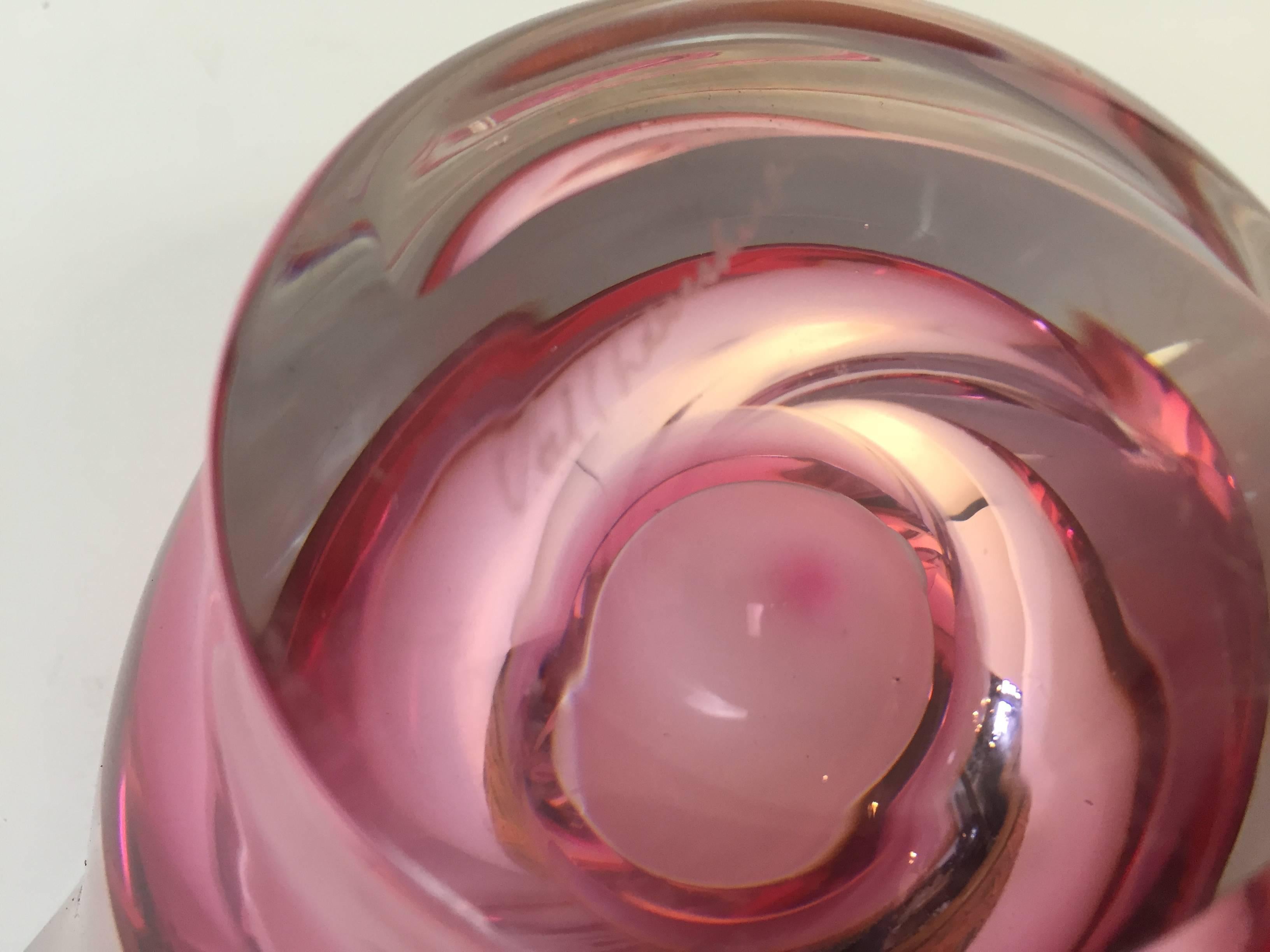 20ième siècle Cendrier en cristal rose pour Val Saint Lambert, poids en papier signé en vente