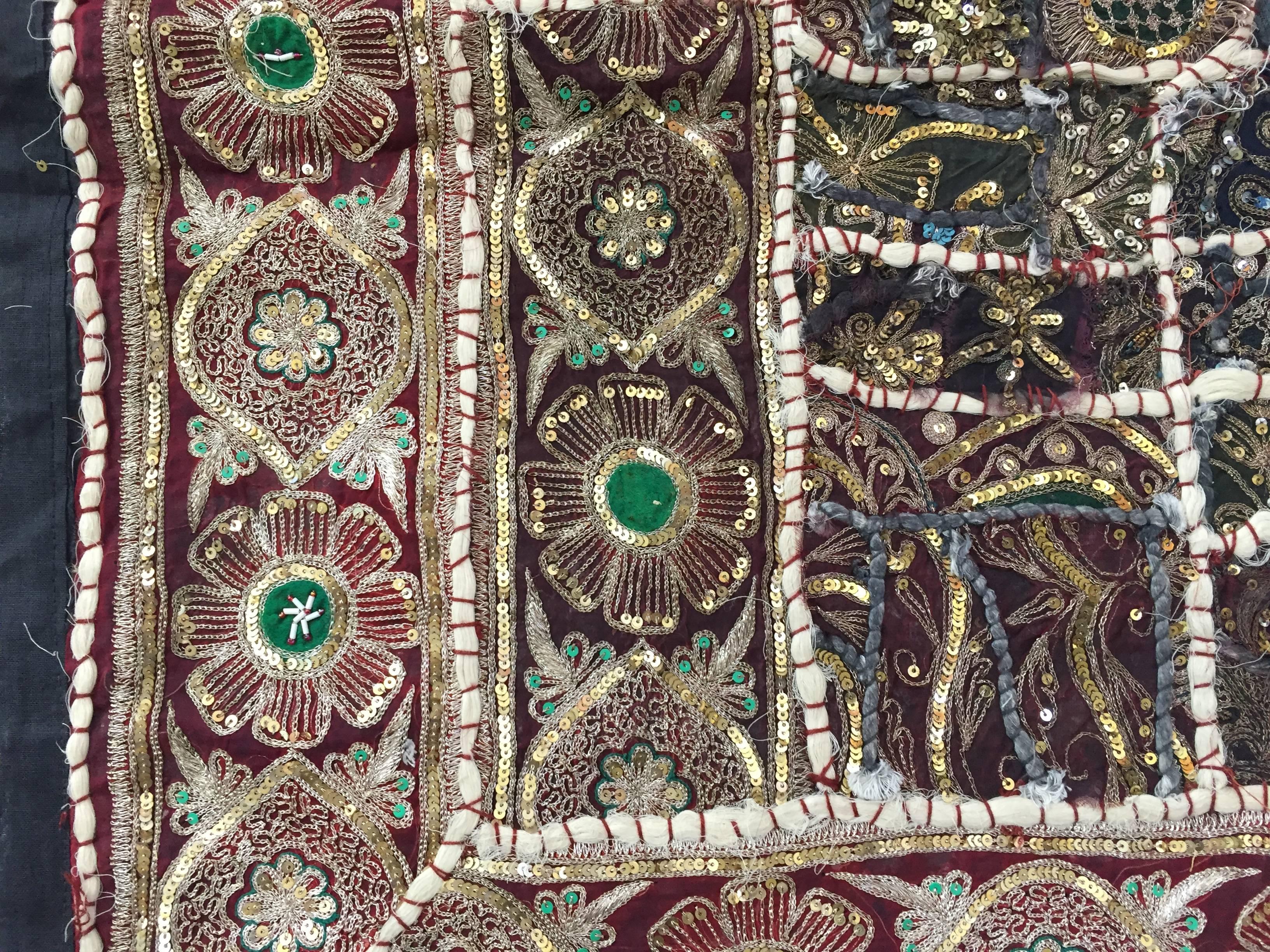 Handgefertigtes und gestepptes Vintage-Textil aus Indien (Indisch) im Angebot