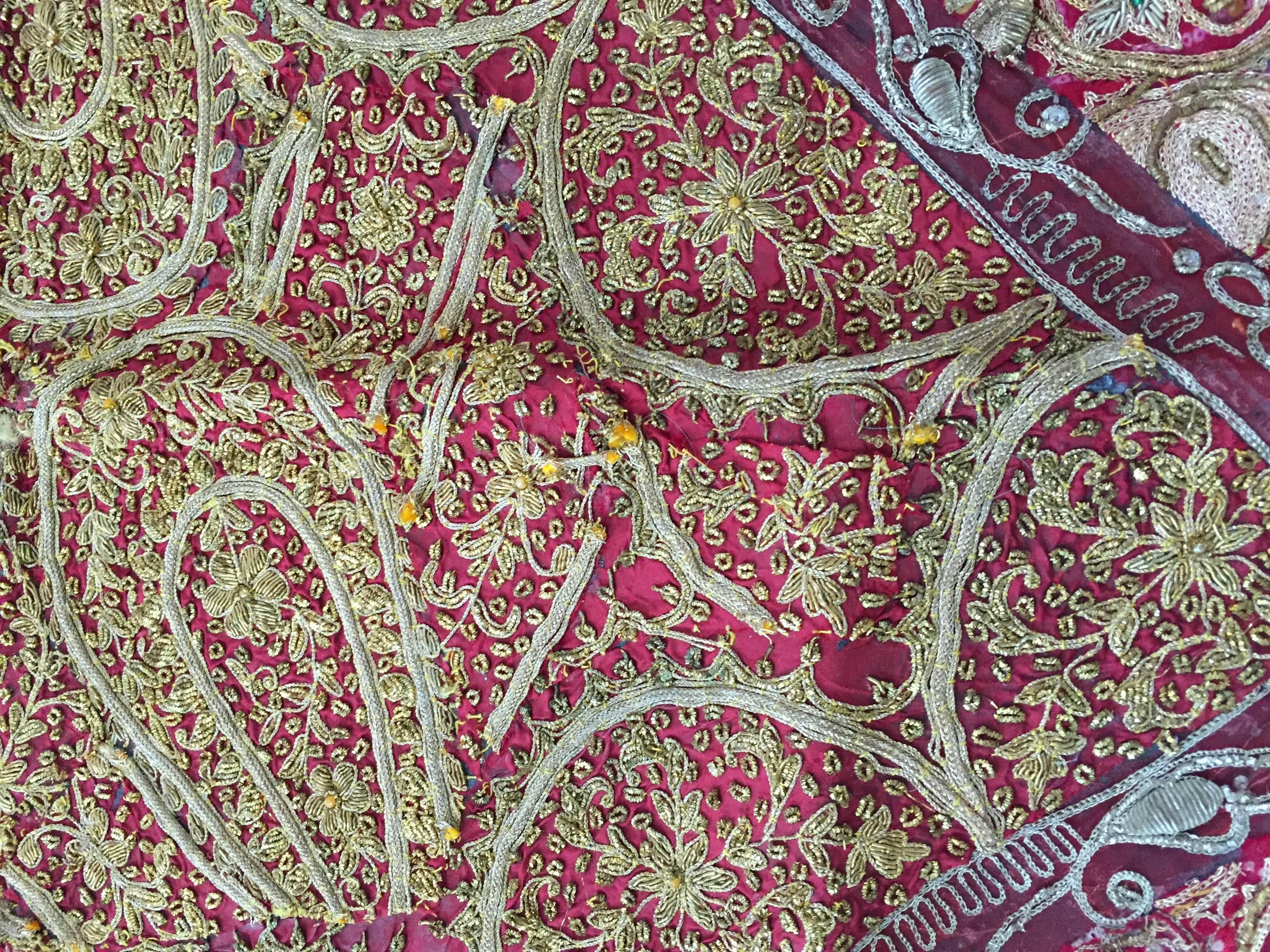 Mughal-Wandteppich aus handbesticktem Metallfaden aus Rajasthan, Indien (Anglo Raj) im Angebot