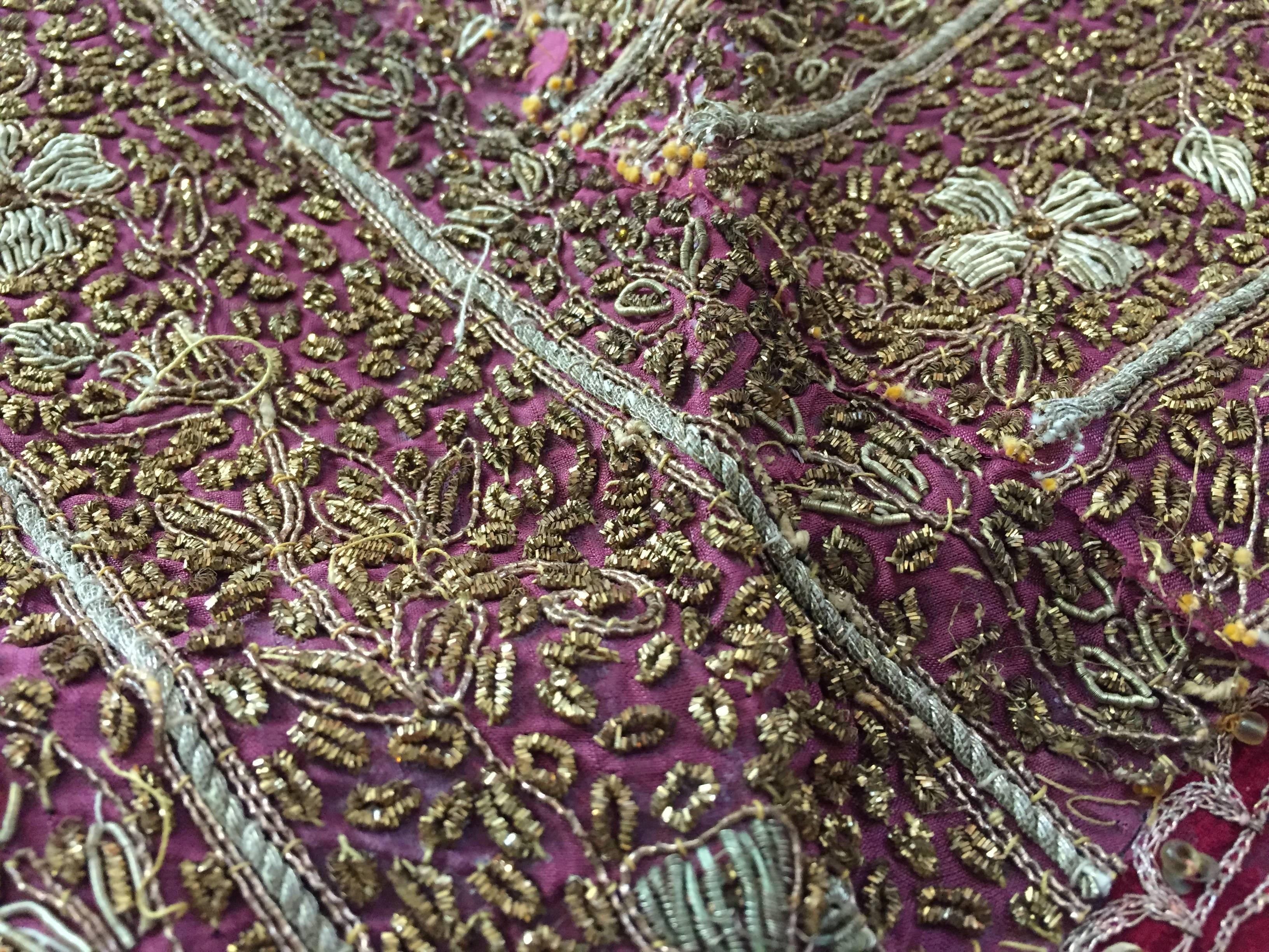 Handbestickter Mughal-Wandteppich aus Seide und Metallfäden, Indien (Handgefertigt) im Angebot