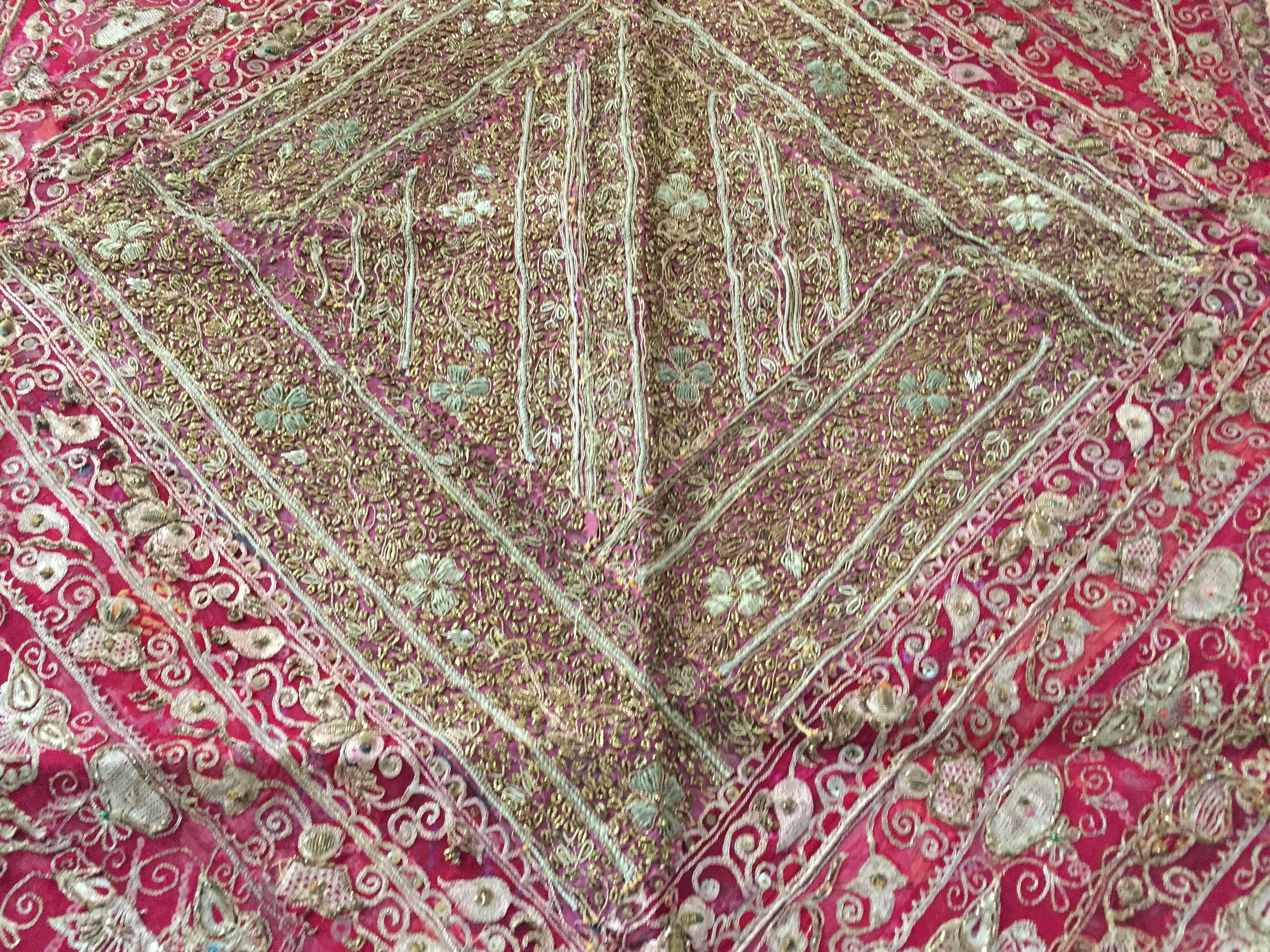 Handbestickter Mughal-Wandteppich aus Seide und Metallfäden, Indien (Anglo Raj) im Angebot