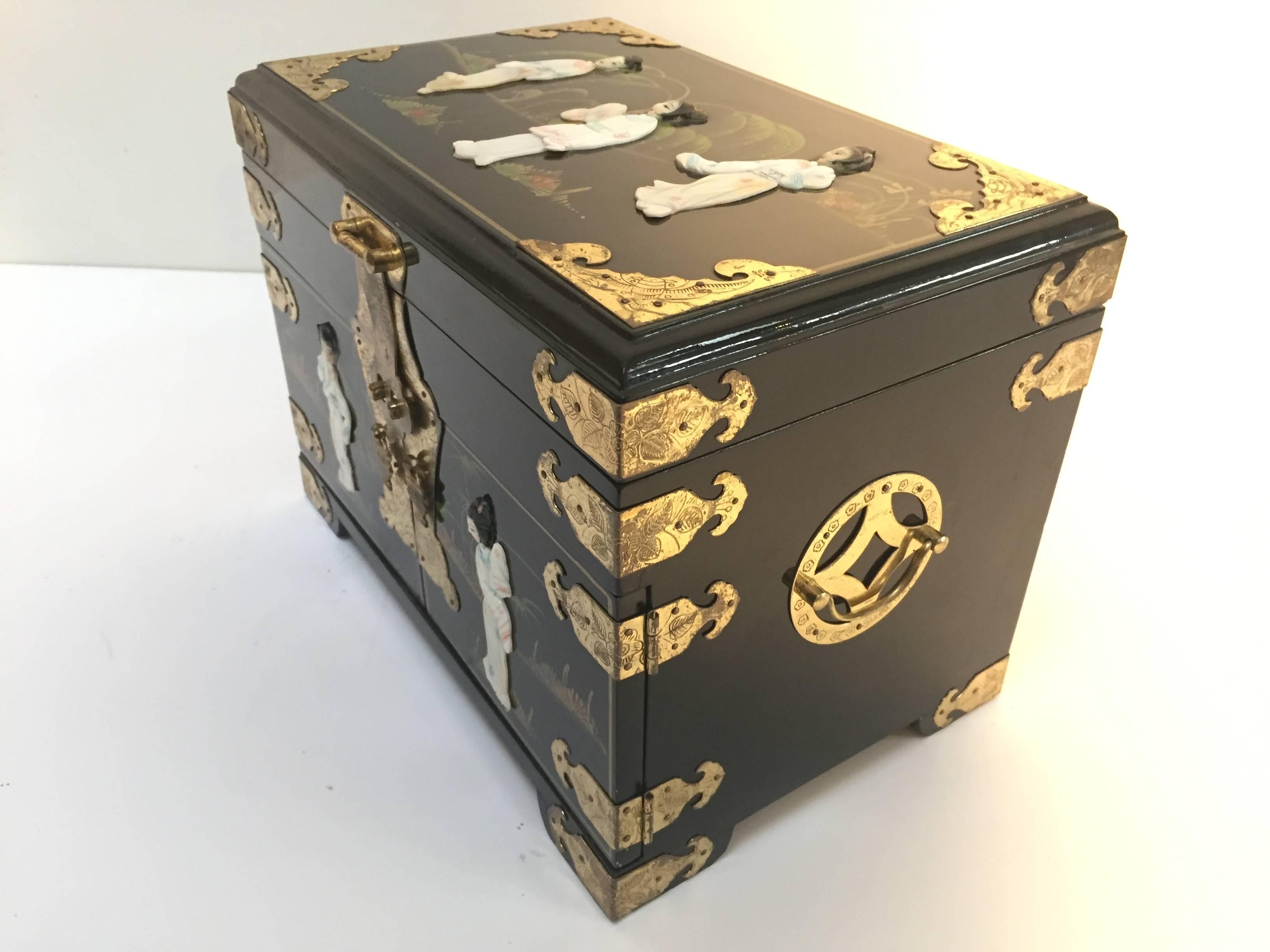 Black Lacquered Chinese Jewelry Box with Mother-of-Pearl Overlay In Good Condition In North Hollywood, CA