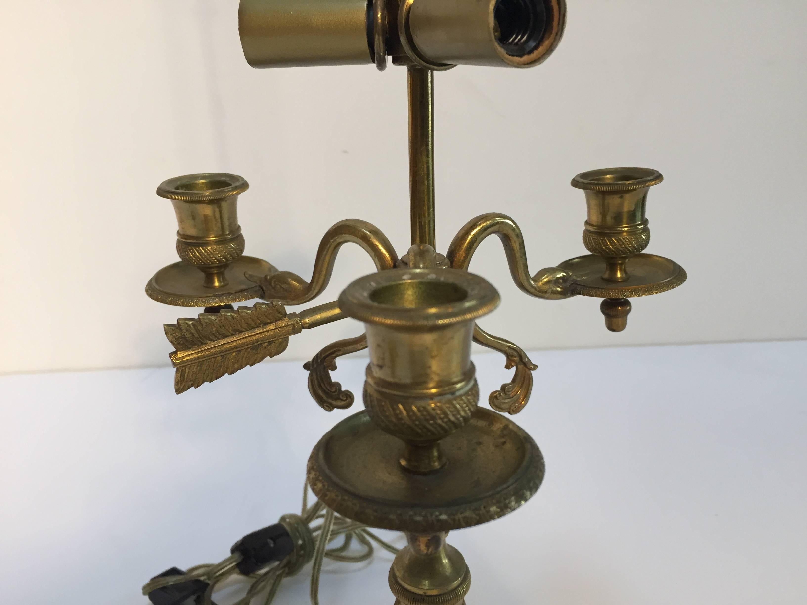 Antiker Messing-Kandelaber, umgewandelt in eine Tischlampe (Französische Provence) im Angebot