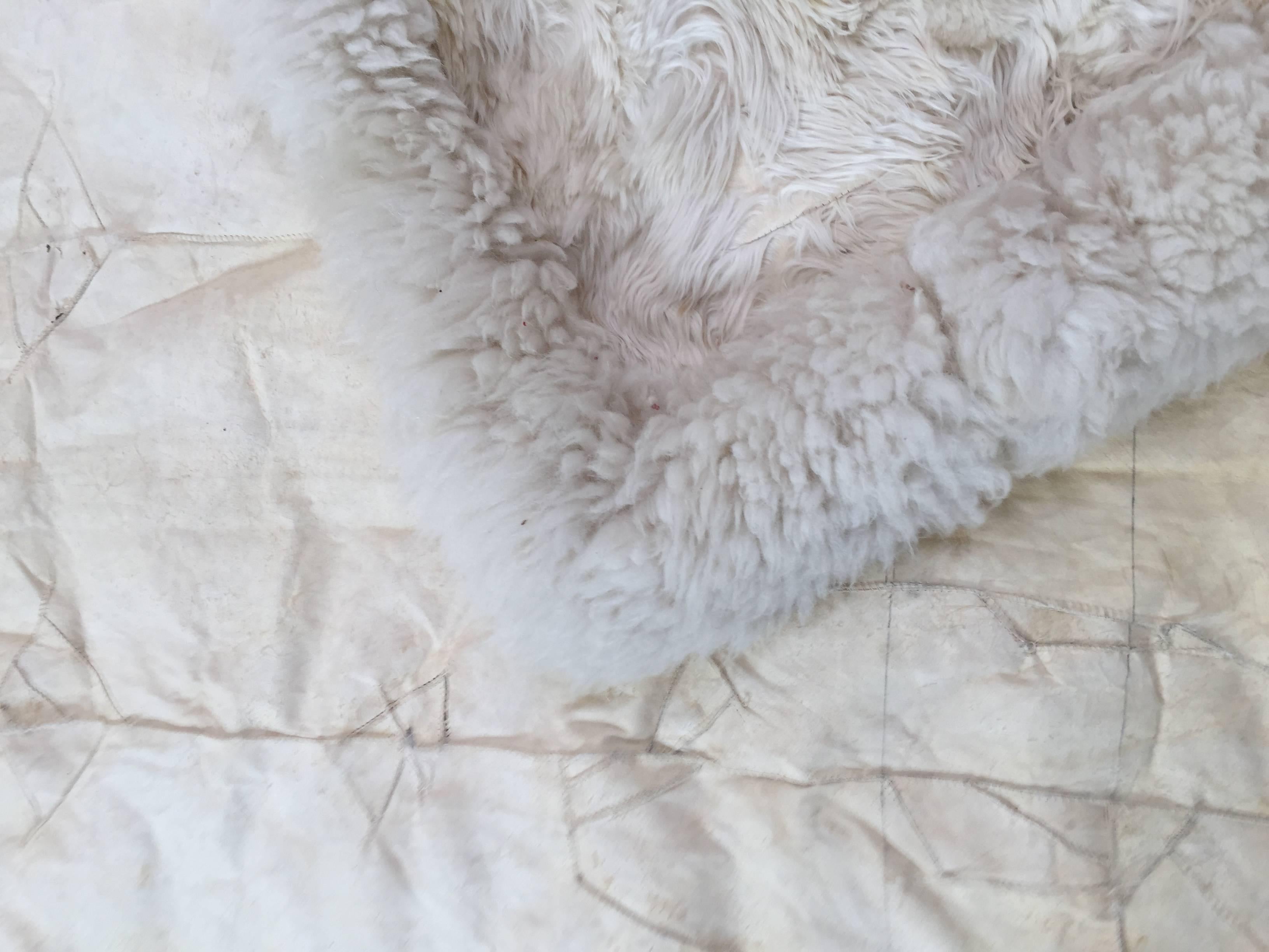 1970s White Fluffy Sheep Skin Bed Throw or Rug In Good Condition For Sale In North Hollywood, CA