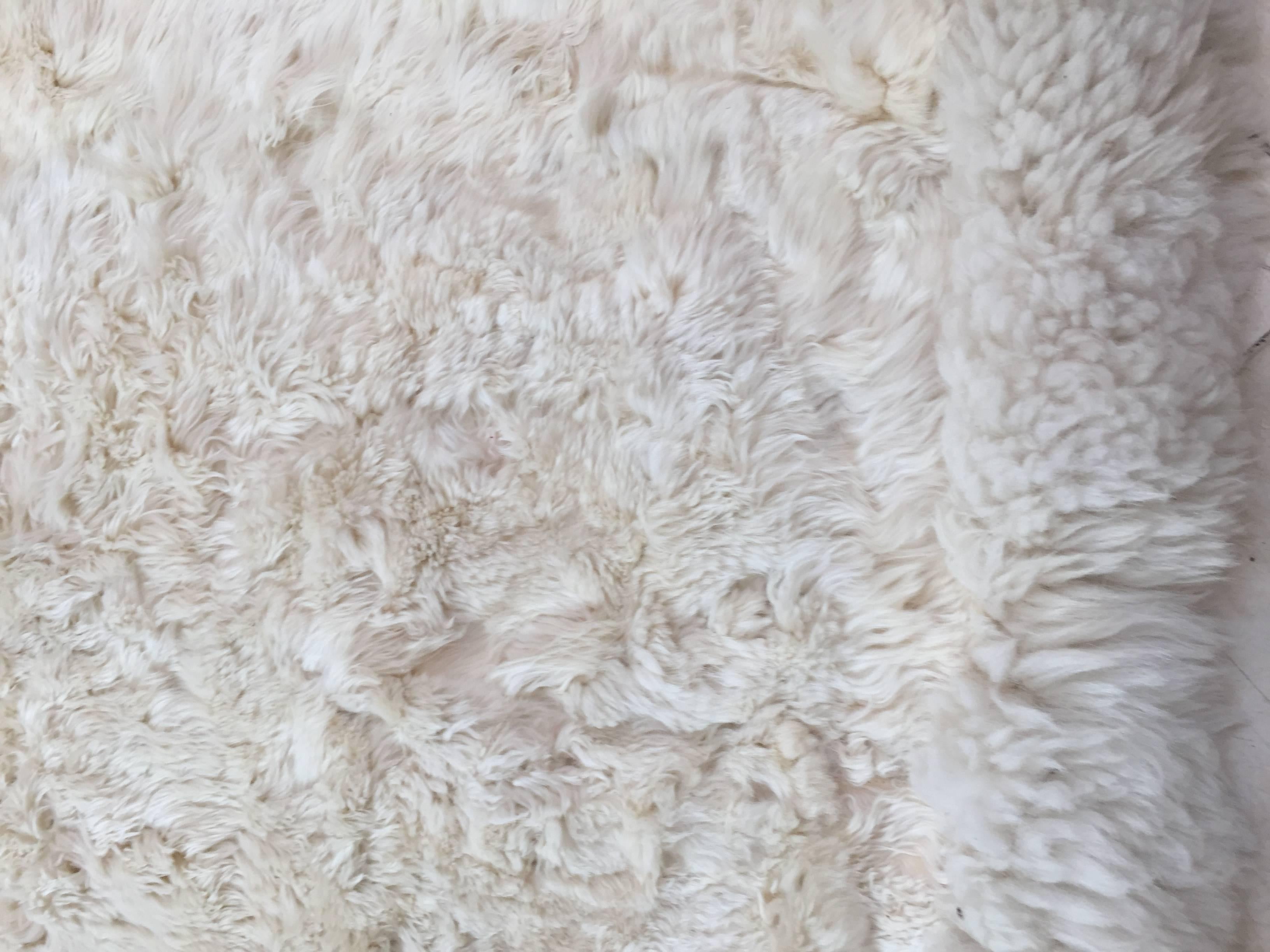 white fluffy rug