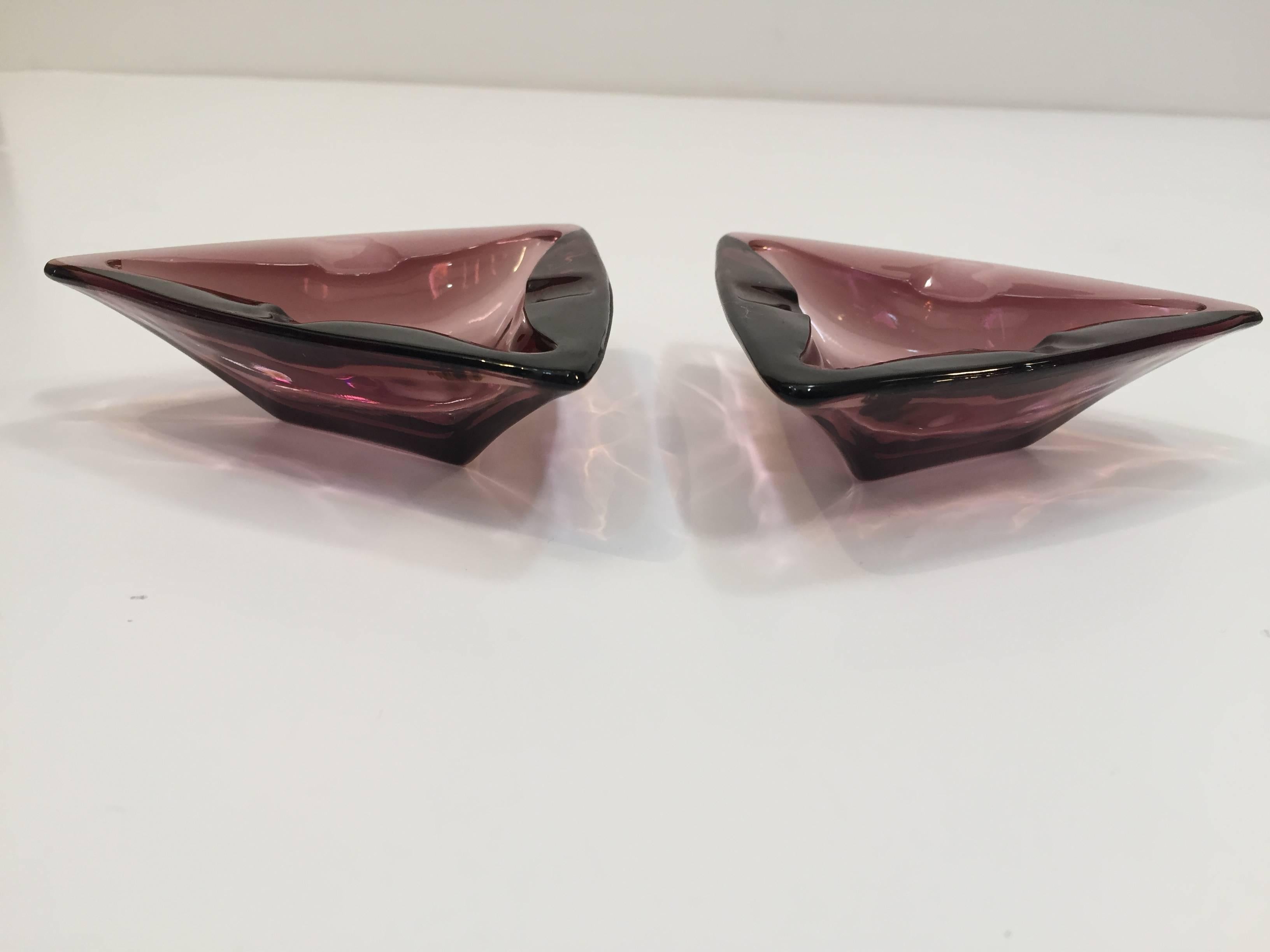 Moroccan amethyst set of two ashtrays from the 1950s.
Small individual ashtrays
Vintage hazel atlas Moroccan amethyst ashtrays glass in a triangle shape.
Set is in excellent condition, great purple amethyst glass.
A great addition to any retro or