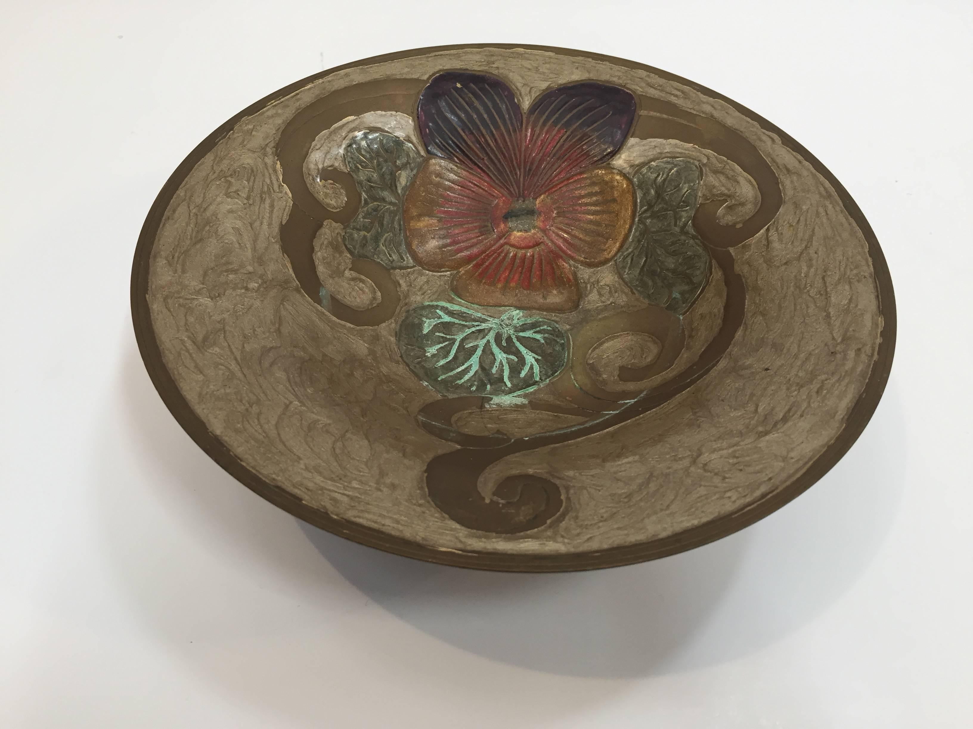 Art Nouveau A Delbaux Messing emailliert catchall, vide poche, change holder, footed bowl.
Handgemalte Blumen, ziselierte Motive, hergestellt in Frankreich,
etwa 1940er Jahre.
 