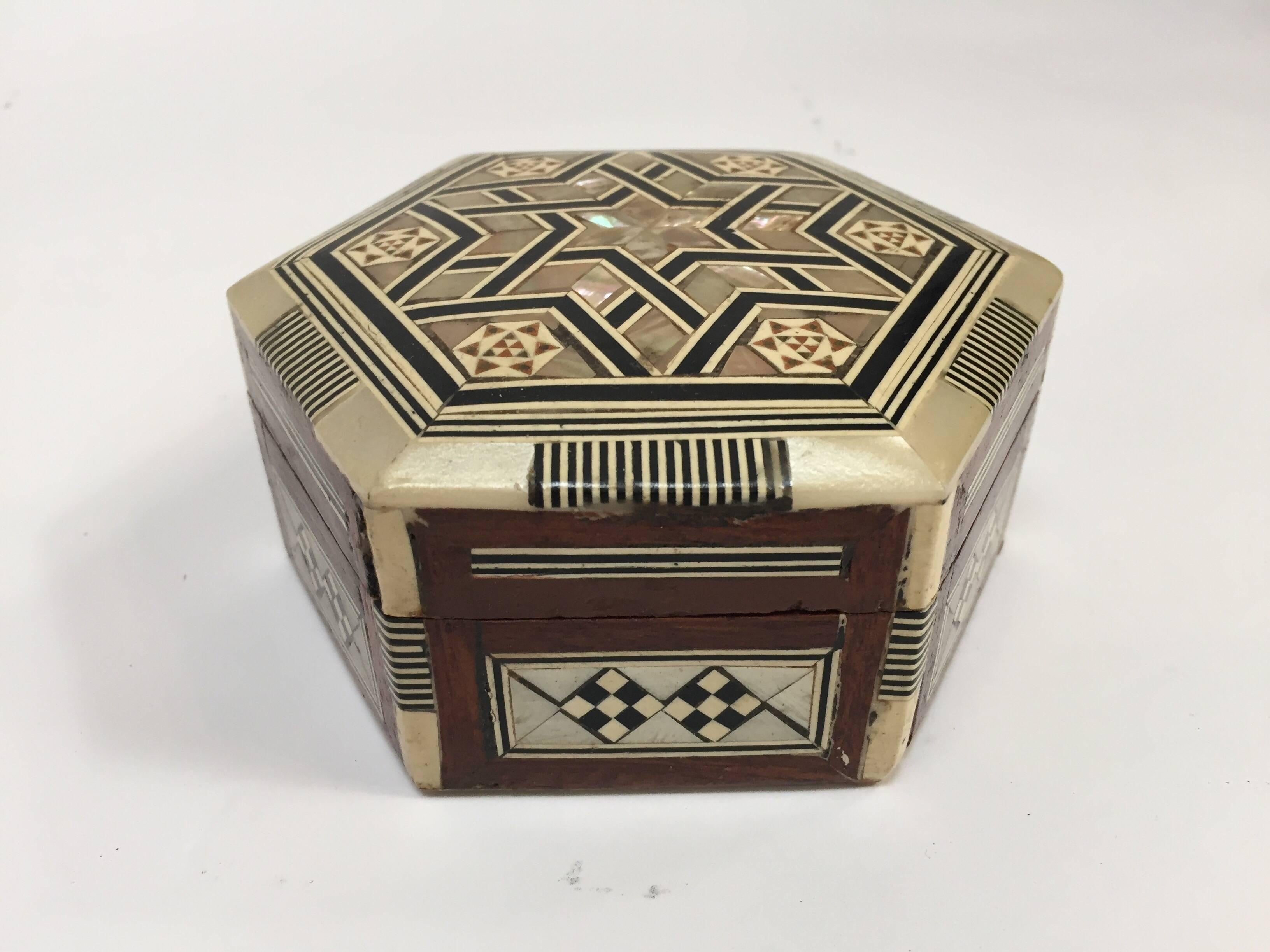Exquisite handcrafted Middle Eastern Syrian mother-of-pearl inlaid walnut wood box.
Small octagonal box intricately decorated with Moorish motif designs which have been painstakingly inlaid with mother-of-pearl and fruitwoods.
Syrian walnut wood box