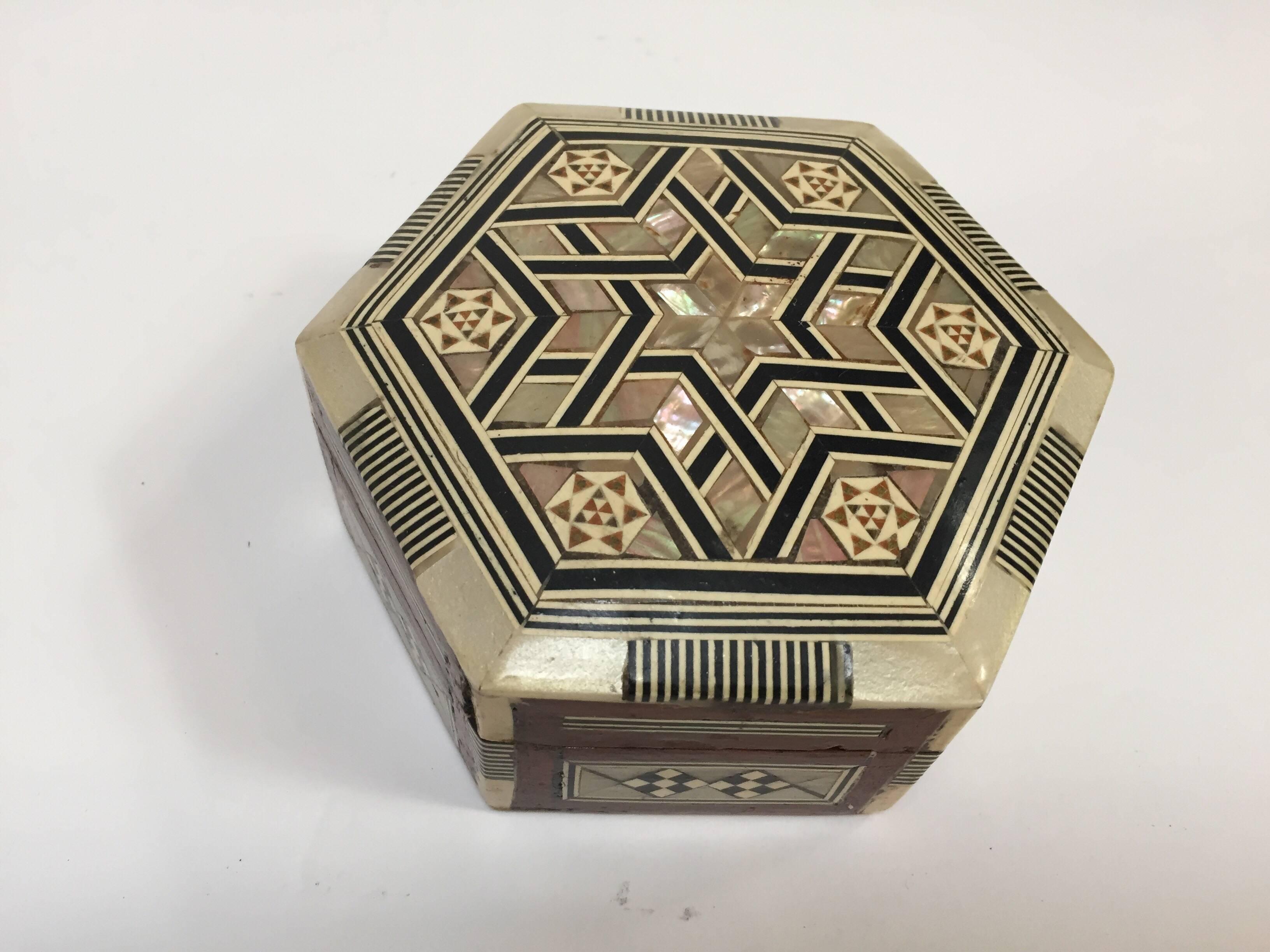 Inlay Middle Eastern Handcrafted Syrian Octagonal Box Inlaid withMother-of-Pearl