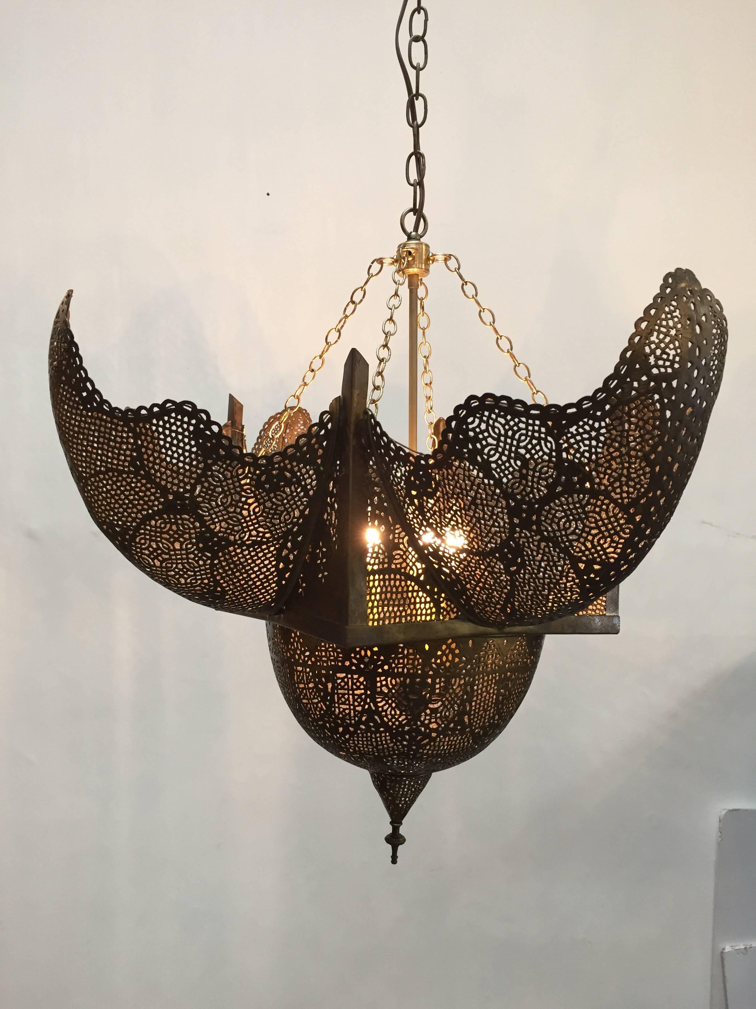 19th Century Middle Eastern large brass Ottoman Turkish hand crafted pierced hanging chandelier.
Unusual antique Arabic palm tree inverted shape with very fine Moorish Syrian filigree pierced geometric lattice work, nice patina.
Great to use for
