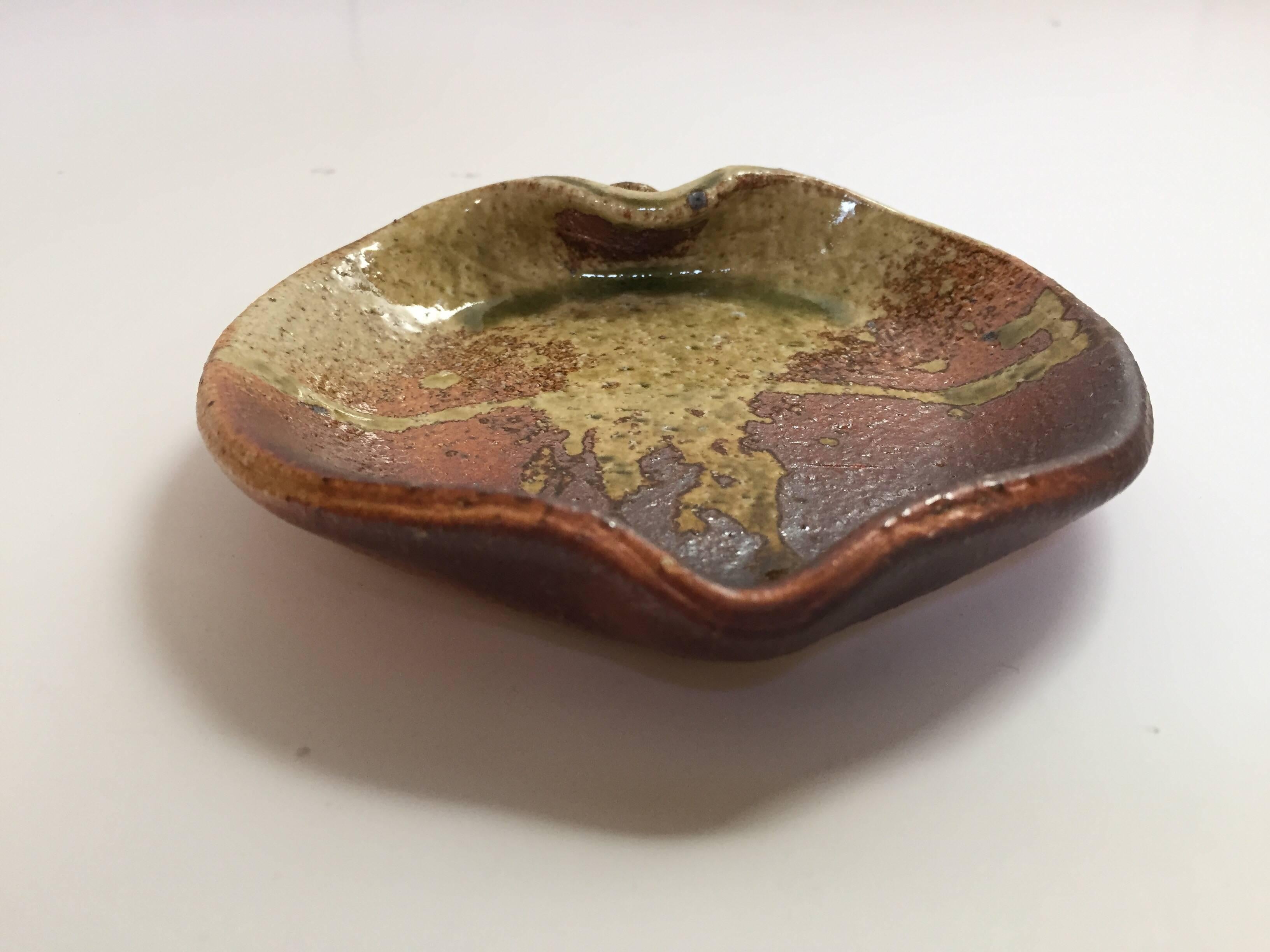 Set of six earth tone colors ceramic stoneware ashtray pottery glazed in form of leaves.
Great to use as ashtrays or as votive candle holders or just decorative artifacts.
Each plate is unique and textured in a different glazed shades of green and