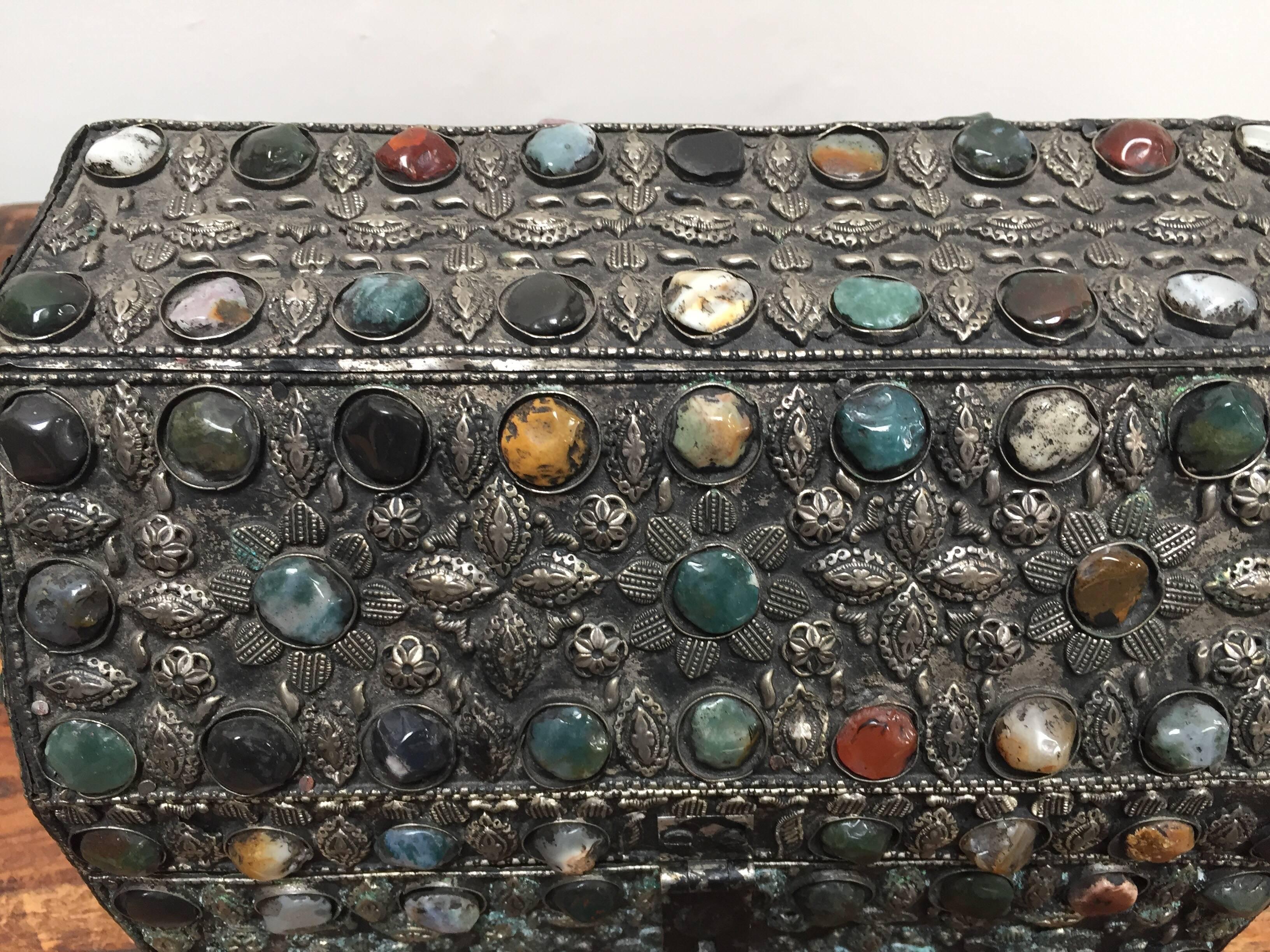 Large Moroccan Wedding Silvered Jewelry Box Inlaid with Semi-Precious Stones For Sale 7