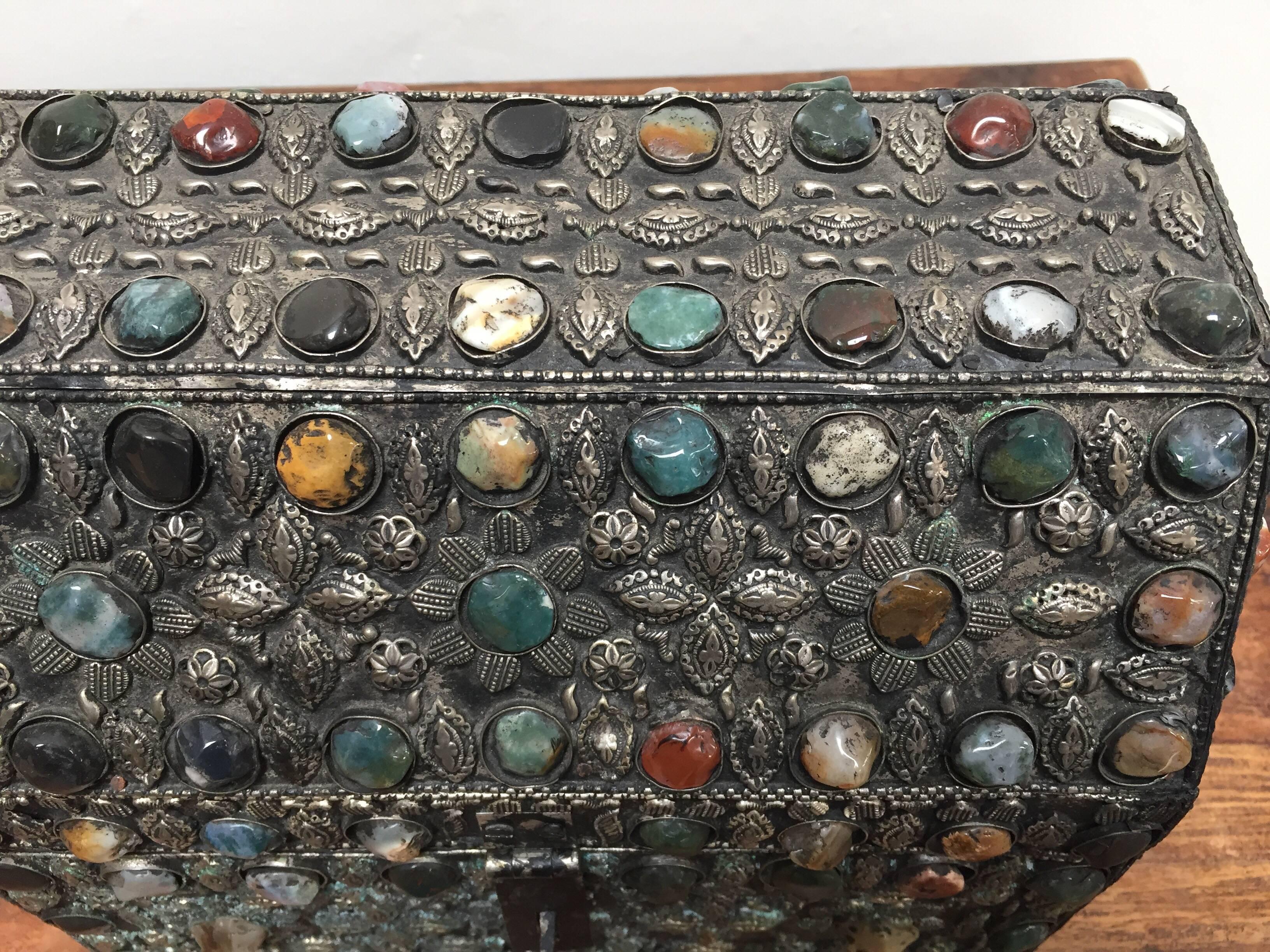 Large Moroccan Wedding Silvered Jewelry Box Inlaid with Semi-Precious Stones In Good Condition For Sale In North Hollywood, CA
