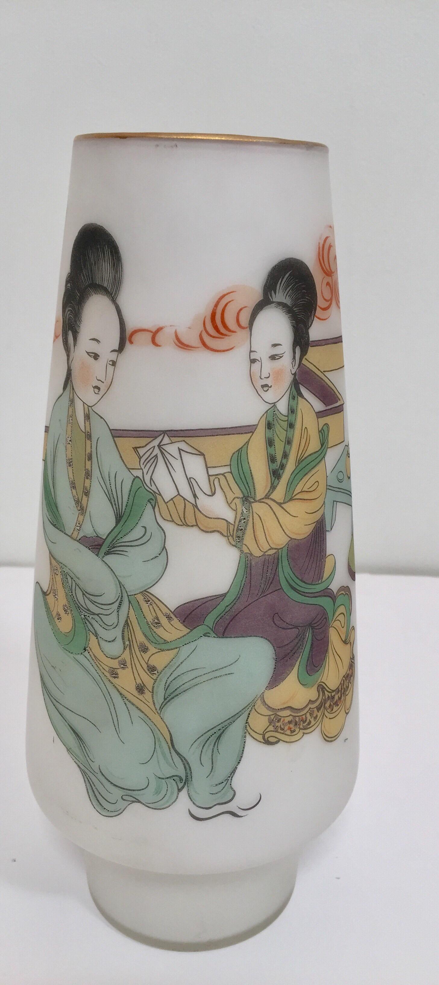 Mid-Century Modern Vase japonais en verre blanc opalin peint à la main avec des Geishas 1950s en vente