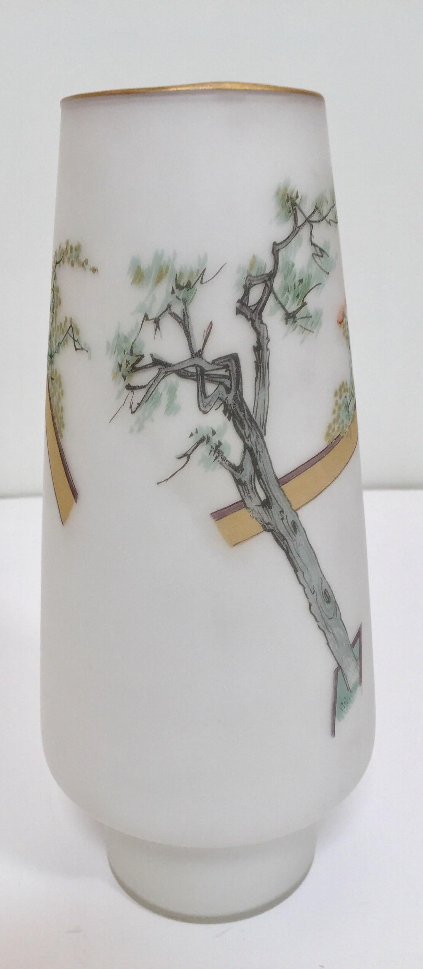 20ième siècle Vase japonais en verre blanc opalin peint à la main avec des Geishas 1950s en vente