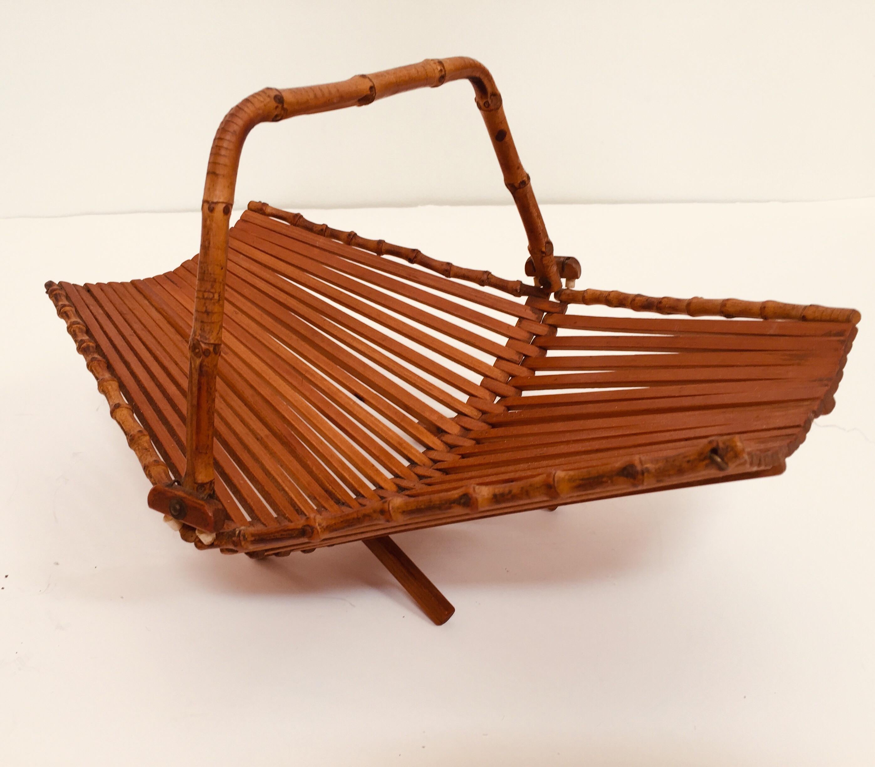 Vintage midcentury bamboo fruit basket.
Wood cane flowers rustic basket, great for fruits, bread or pastries .
 Made in Japan, 
circa 1970s.