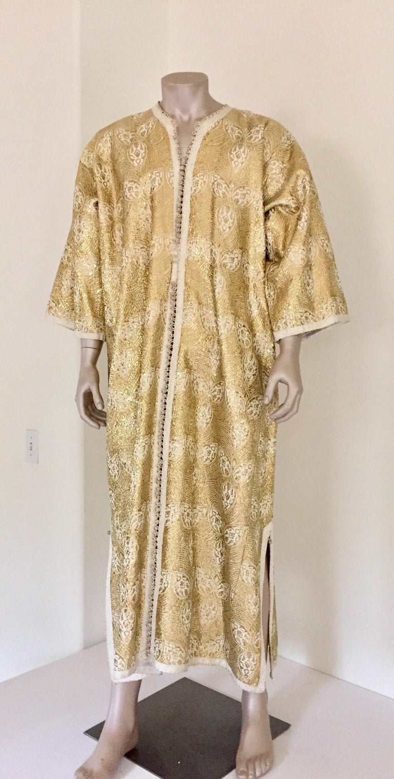 Elegant Moroccan gentleman luxury couture vintage caftan hand crafted in gold brocade fabric.
Moroccan Caftan in Silver and Gold Brocade Vintage Gentleman Kaftan 1960.
One of a kind made to measure couture Moroccan Middle Eastern gentleman vintage