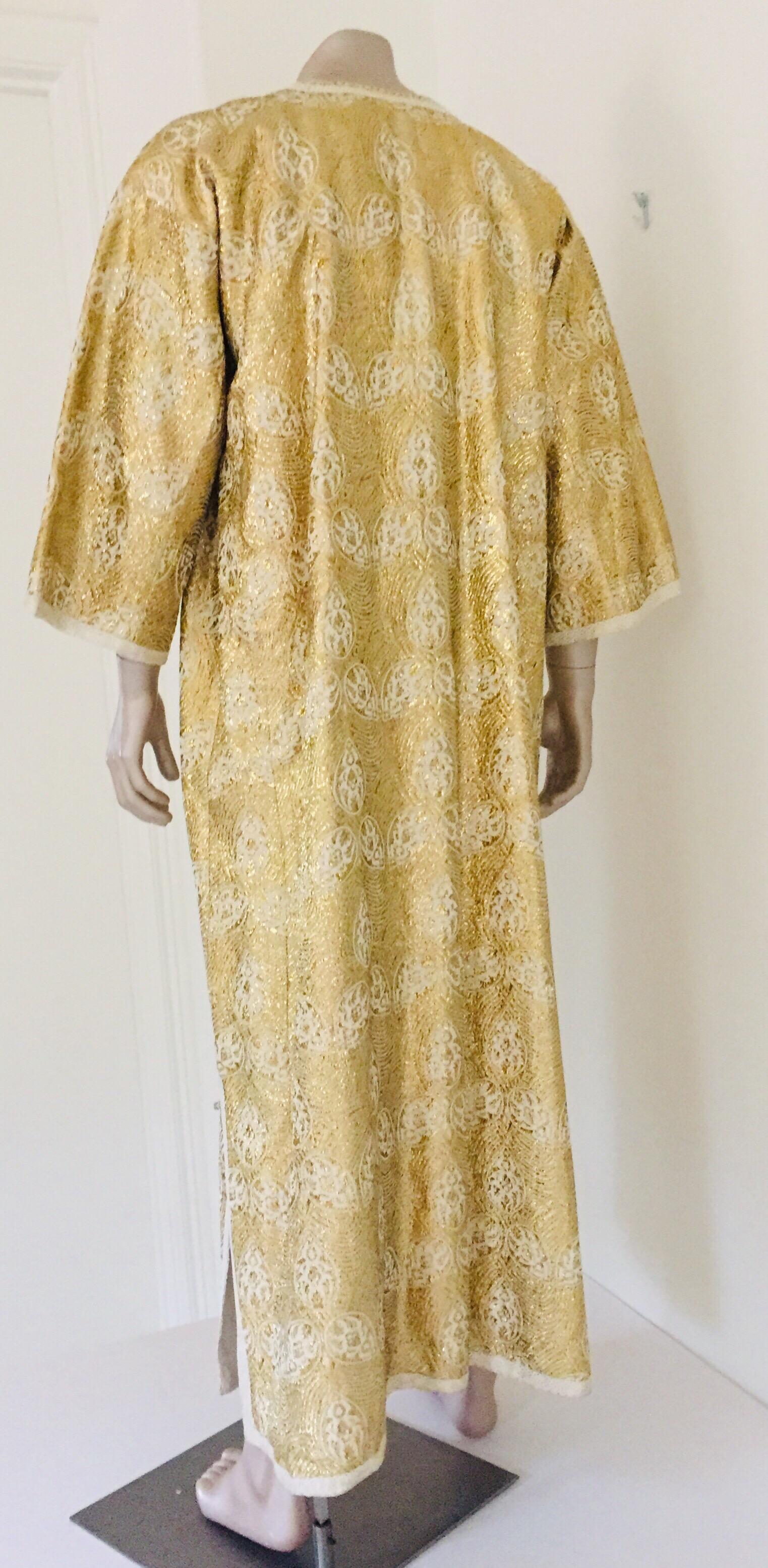 20ième siècle Caftan marocain vintage pour homme en brocart argenté et or pour caftan, circa 1960 en vente