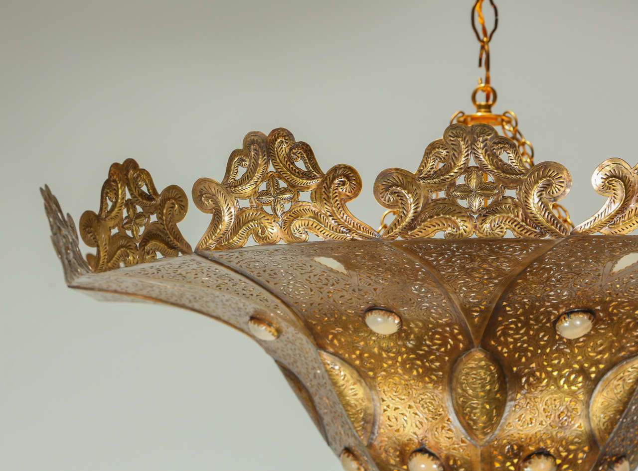 Araña marroquí de latón dorado pulido de estilo morisco Alberto Pinto en venta 1
