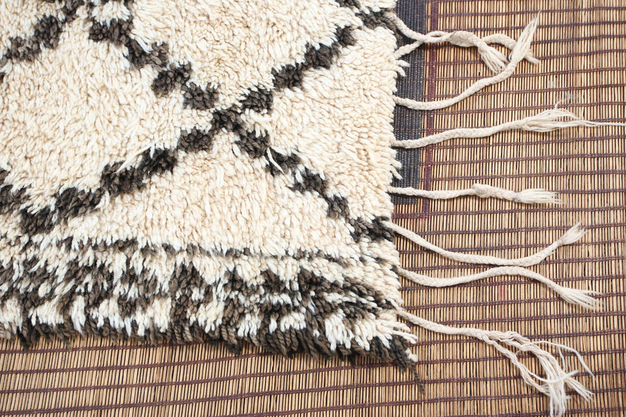 Hand-Woven 1950s Moroccan Vintage White and Black Beni Ouarain Tribal African Rug For Sale