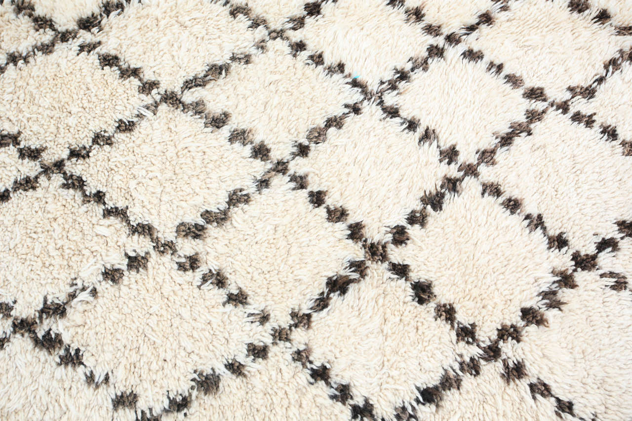 Wool 1950s Moroccan Vintage White and Black Beni Ouarain Tribal African Rug For Sale