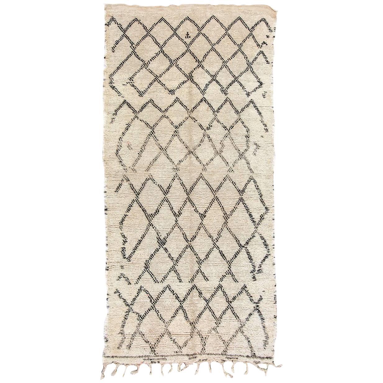 1950s authentic Moroccan vintage Berber rug from the Beni Ouarain tribes. Lush white and black organic wool rug with geometrical lozenges designs. 
From the Middle Atlas Mountains, circa 1950s, North Africa.
Dark black abstract designs in lozenges