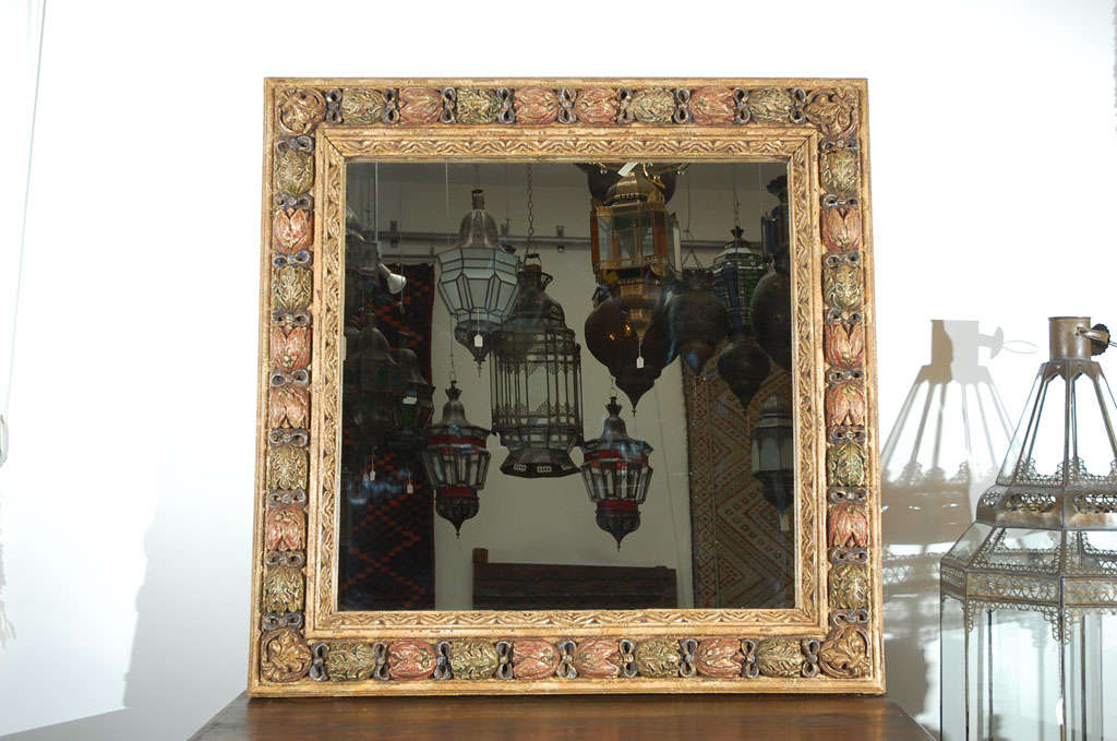 Miroir de style vénitien mauresque à composition en bois sculpté et à décor polychrome.
Fortement sculpté et peint à la main, décoré de fleurs, de tulipes, de fleurs de lys et de feuilles.
Miroir lourd.
